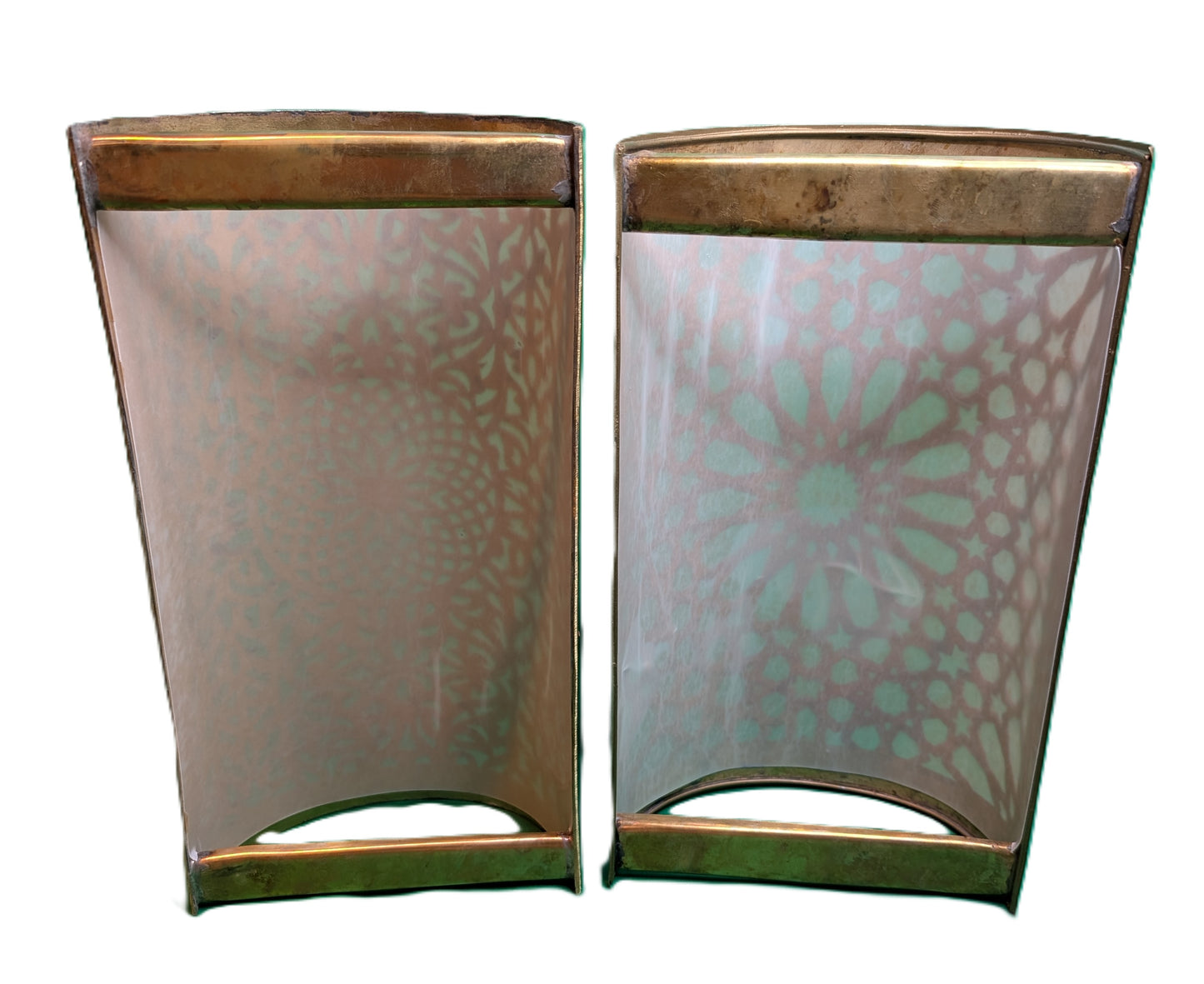 Handmade brass-copper half cylindrical wall lamp / Lampe de mur semi-cylindrique en laiton-cuivre faite à la main