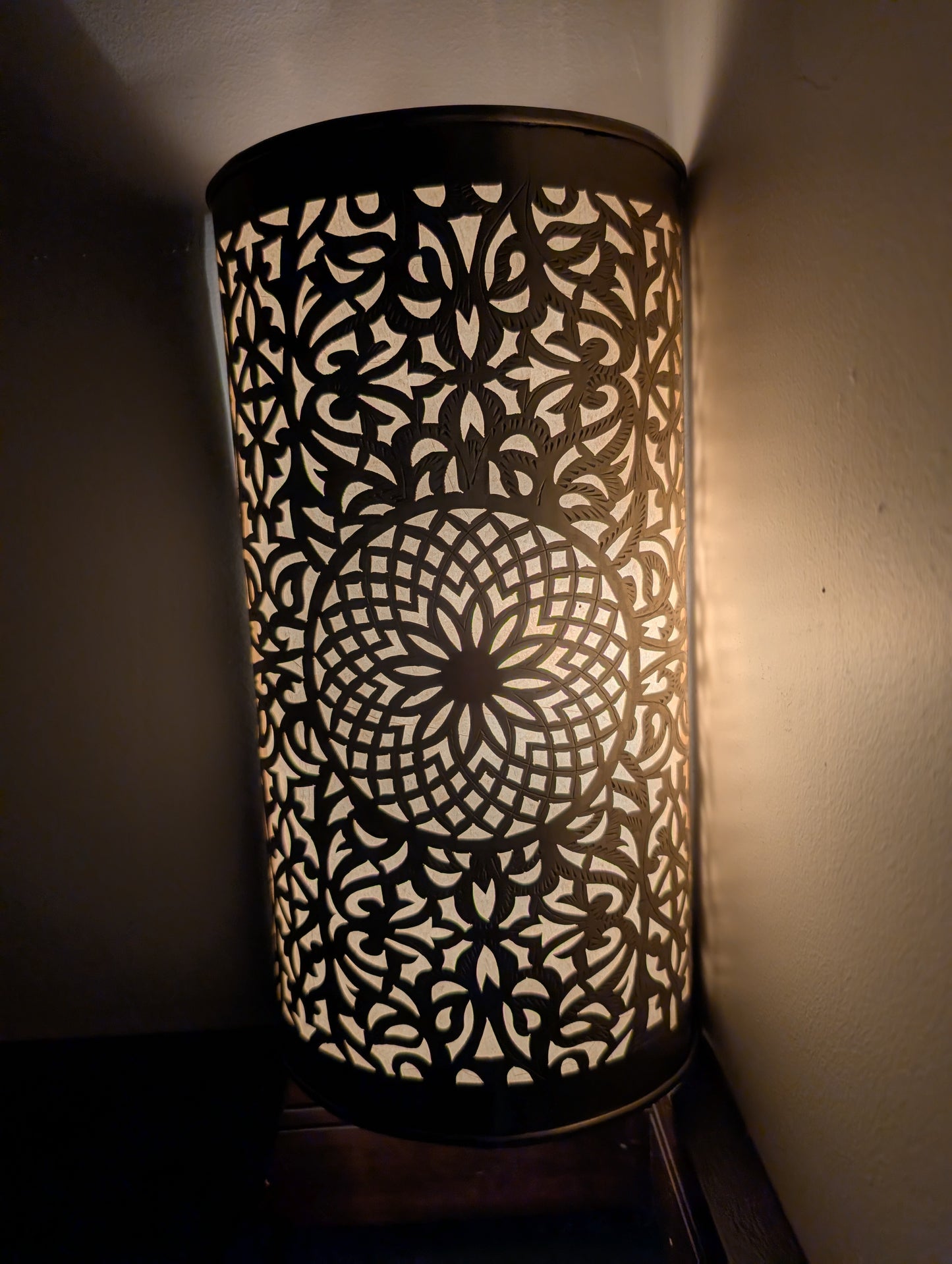 Handmade brass-copper half cylindrical wall lamp / Lampe de mur semi-cylindrique en laiton-cuivre faite à la main