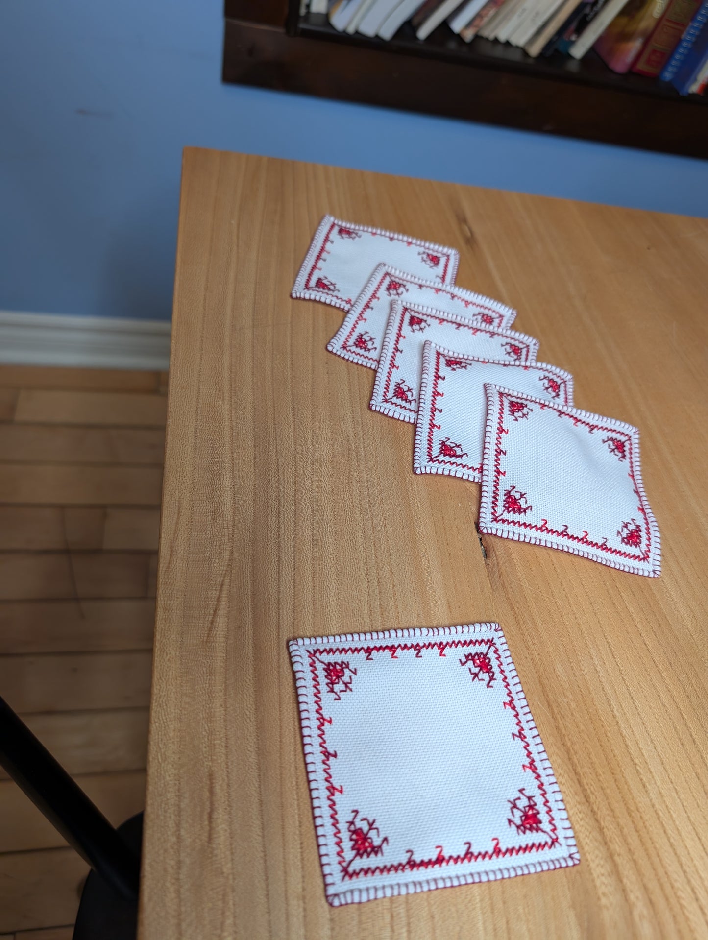 Glass coasters 6-pack Fassi Red embroidery on White background / Lot de 6 sous-verres brodés Fassi Rouge sur fond Blanc