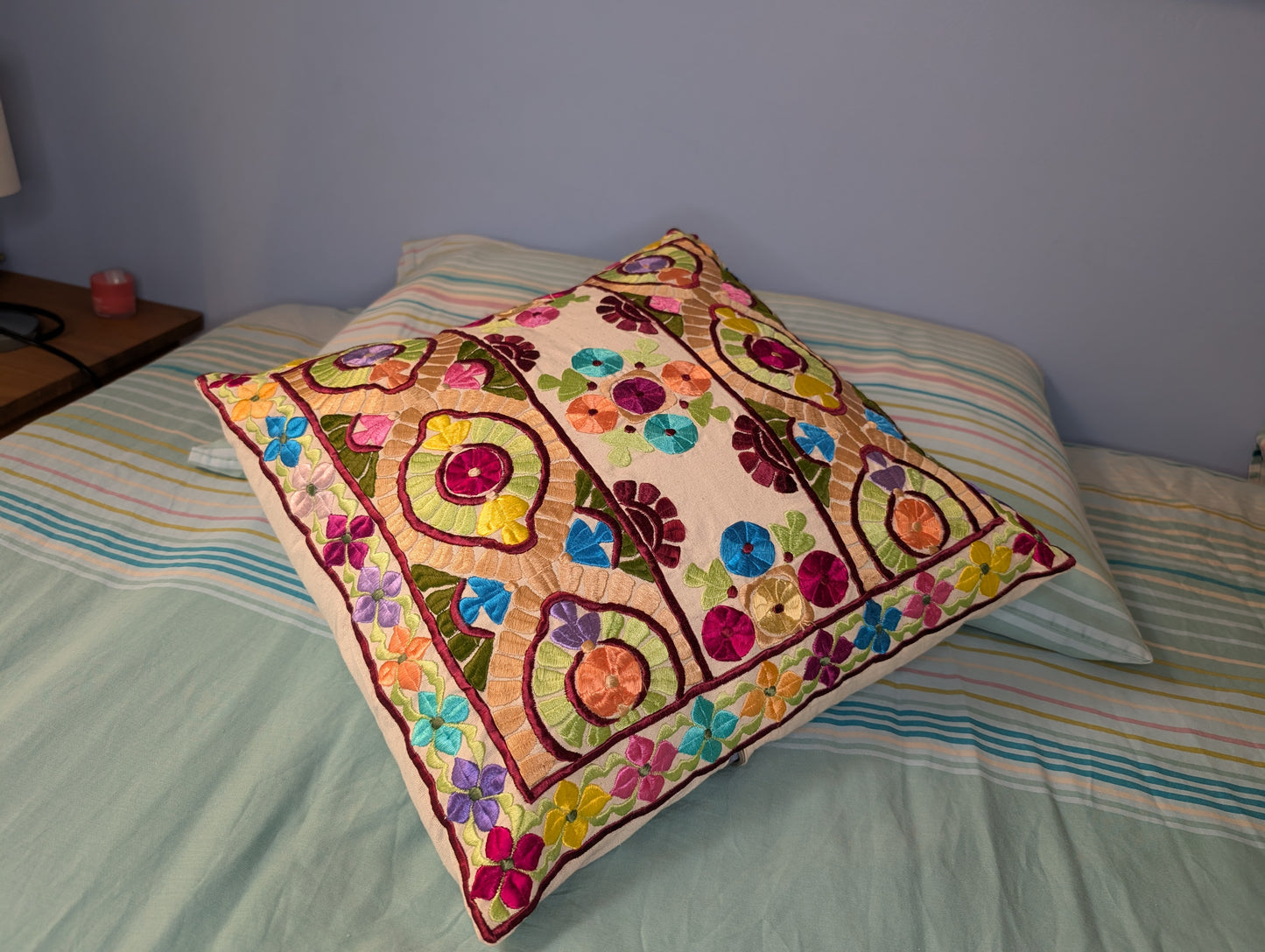 Pillow Case Rbati embroidery Multi-clor eye pattern beige background / Taie d'oreiller broderie Rbati oeil multi-couleurs sur fond Beige