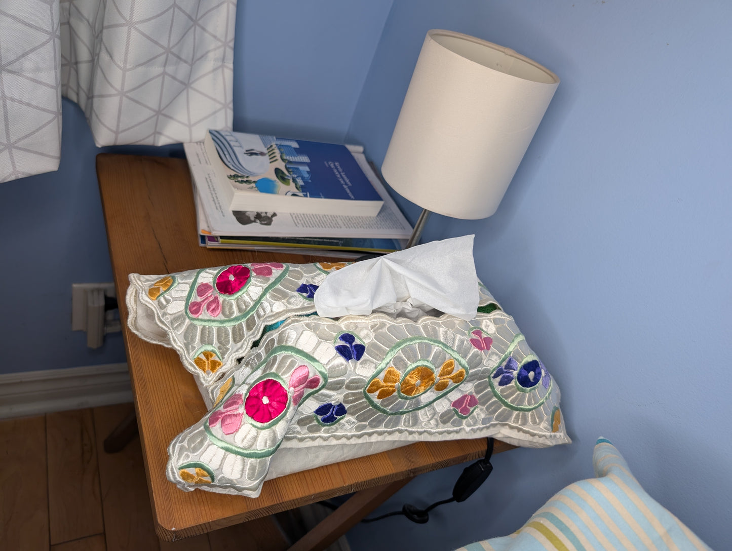 Tissue Cover Rbati embroidery eye pattern Blue-Yellow-Pink on White background / Housse de boîte à serviettes oeil Rbati bleu-jaune-rose