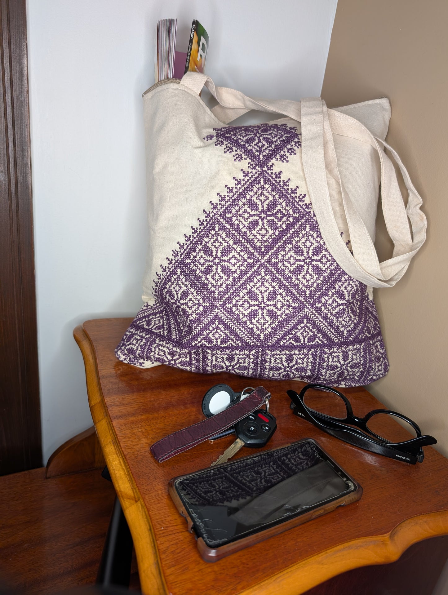 Bag Fassi Purple embroidery pyramid shape Beige background / Sac Fassi Broderie mauve forme pyramide Fond beige