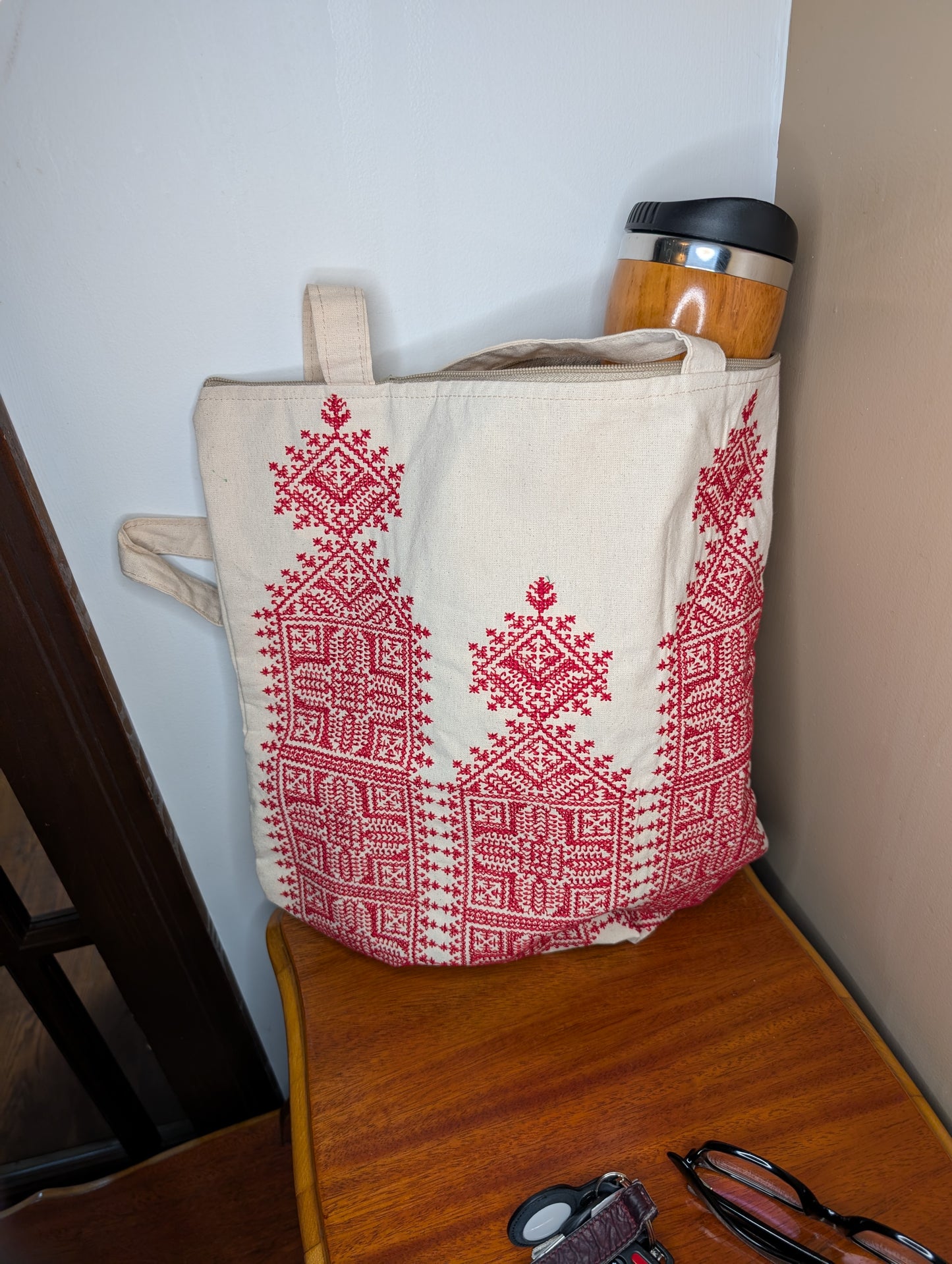 Bag Fassi Red embroidery towers shape Beige background / Sac Fassi Broderie rouge forme de tours Fond beige