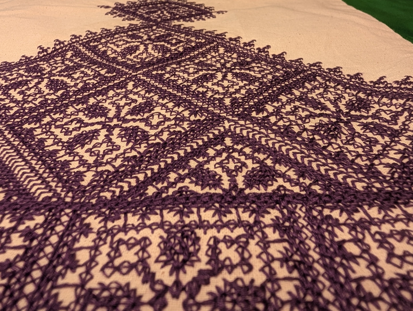 Bag Fassi Purple embroidery pyramid shape Beige background / Sac Fassi Broderie mauve forme pyramide Fond beige