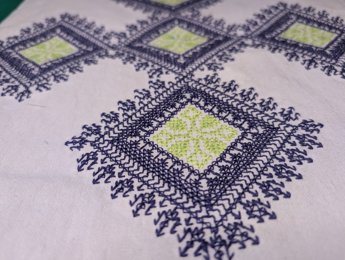 Bag Fassi Purple-Green embroidery diamonds shape Beige background / Sac Fassi Broderie mauve-vert forme diamant Fond beige