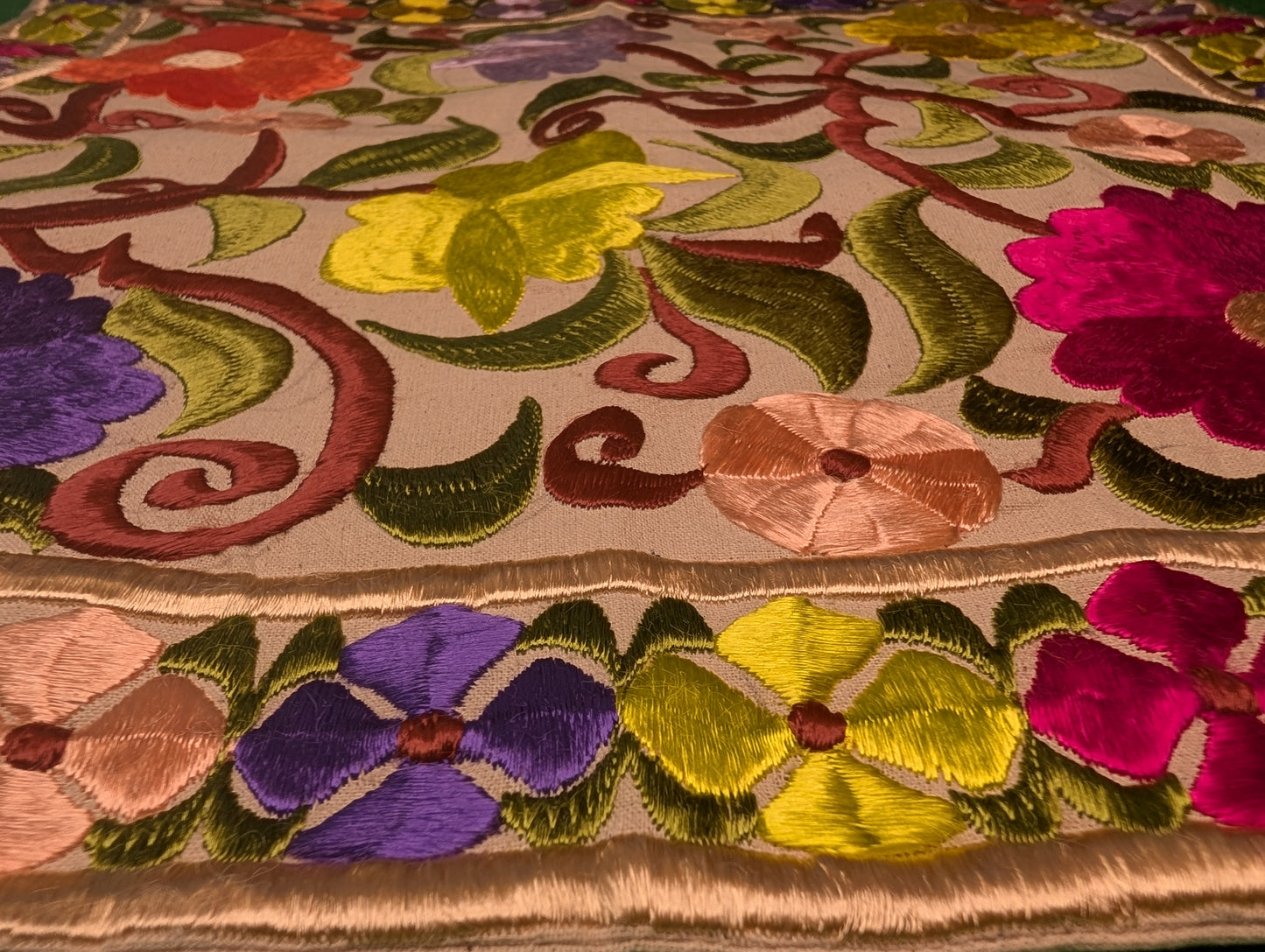 Pillow Case Rbati embroidery Multi-clor flower pattern beige background / Taie d'oreiller broderie Rbati fleur multi-couleurs sur fond Beige