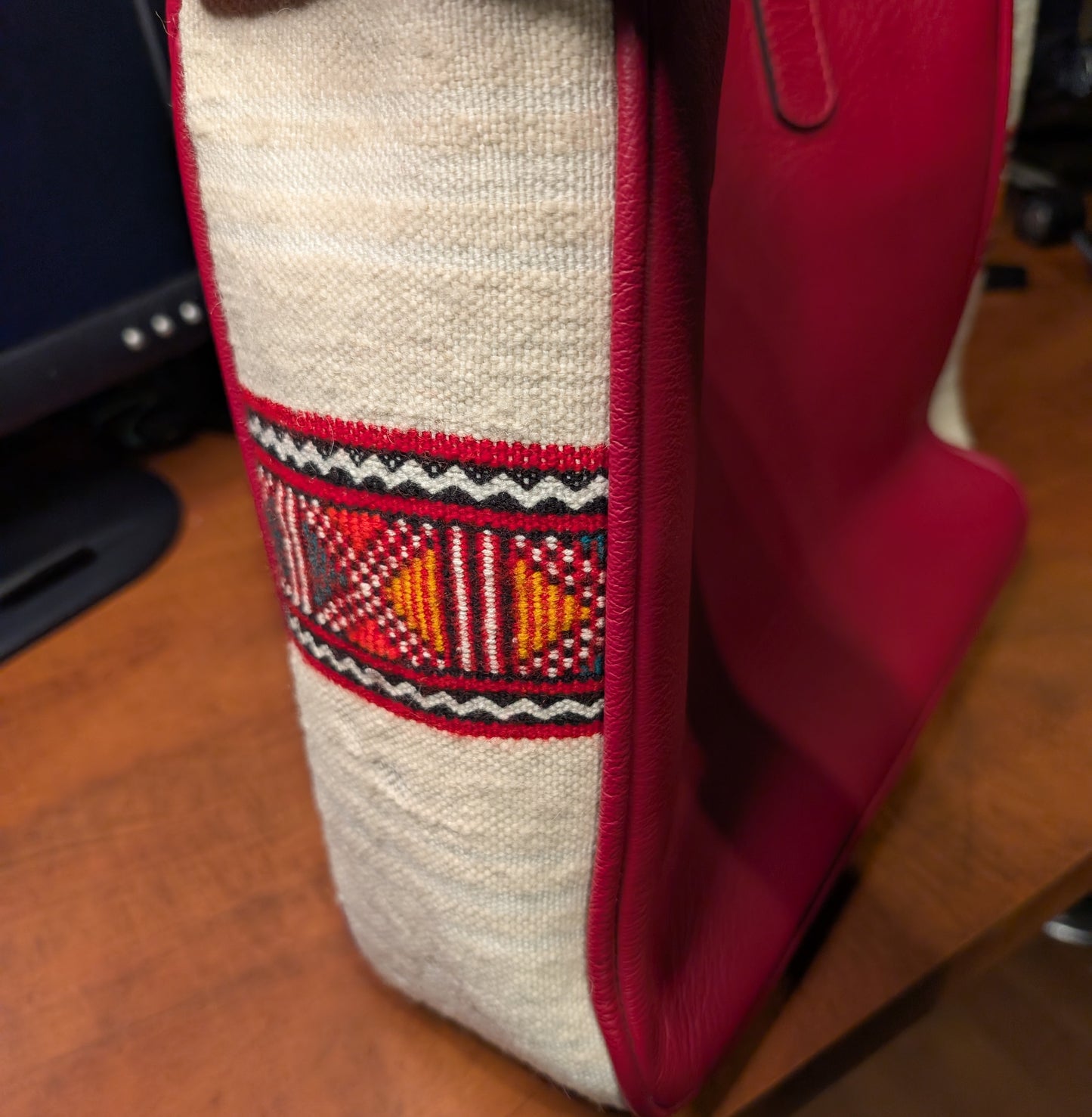 Leather Tote with embroidery - rouge / Sac fourre-tout en cuir avec tissage de tapis - red