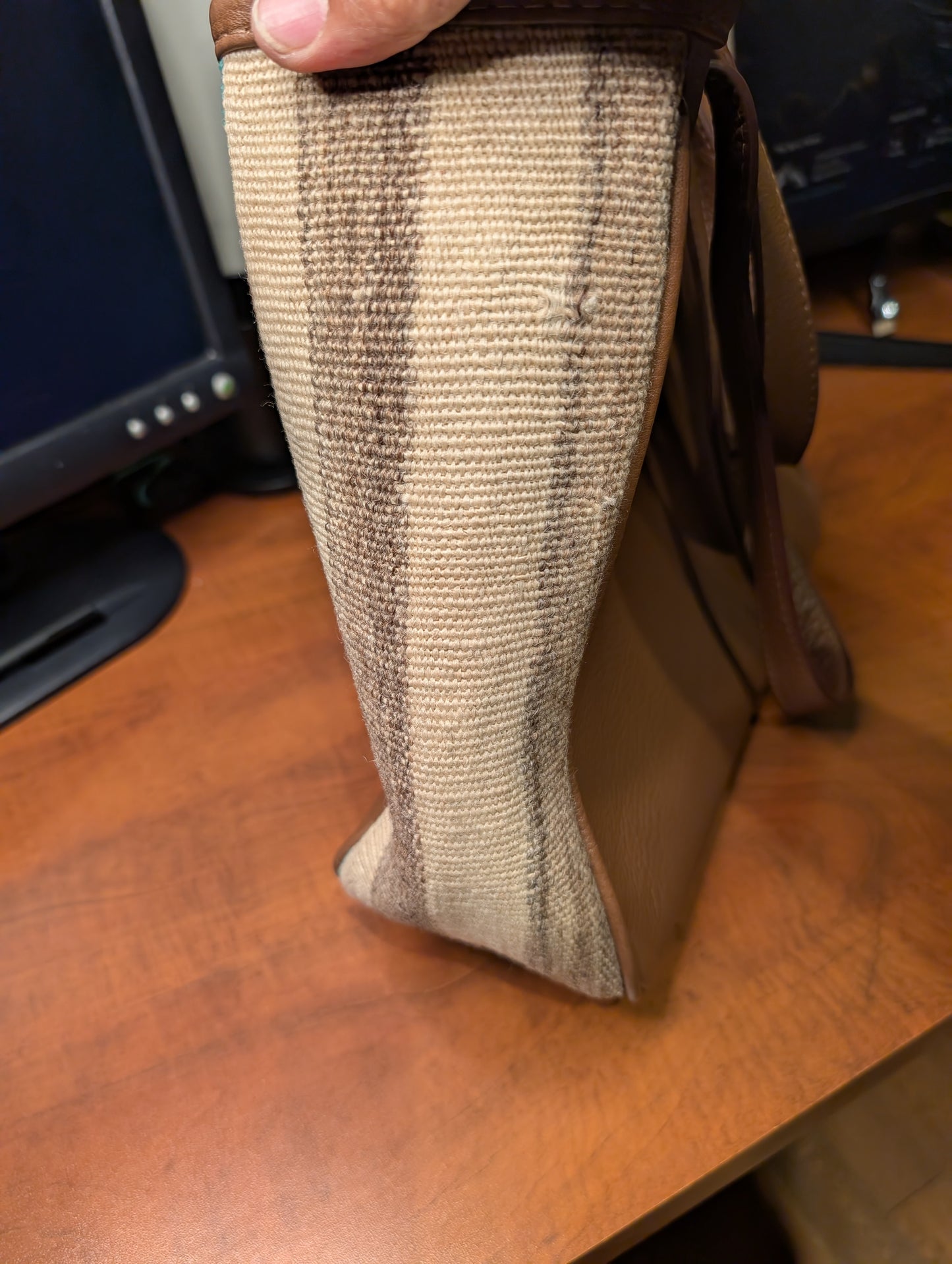Leather Tote with embroidery - brown / Sac fourre-tout en cuir avec tissage de tapis - brun