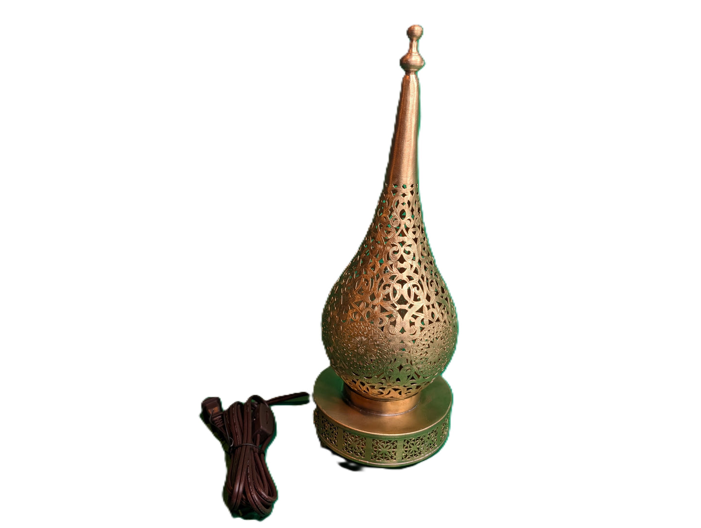 Handmade brass-copper drop table lamp with geometric shapes / Lampe de table artisanale forme goutte en cuivre avec des formes géométriques