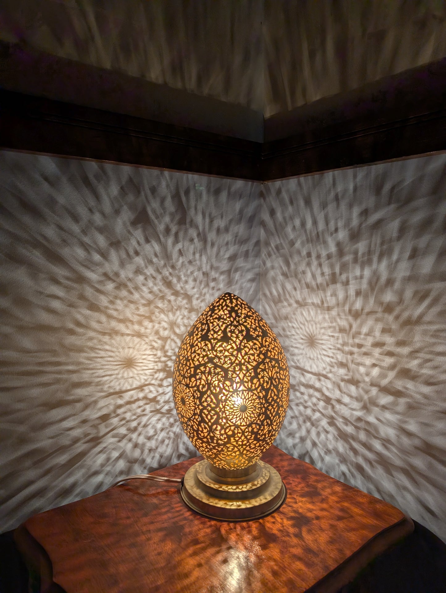 Handmade brass-copper oval table lamp / Lampe de table ovale en laiton-cuivre faite à la main