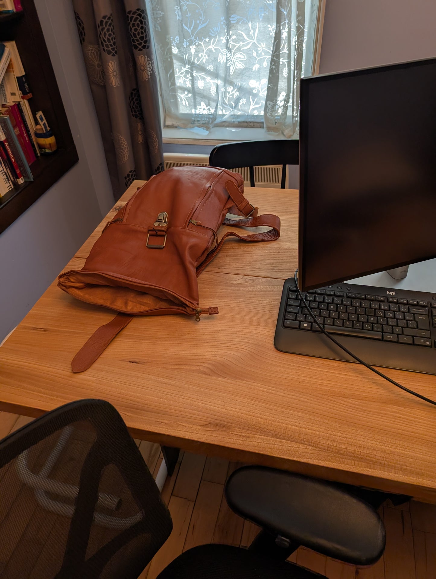 Leather Backpack / Sac à dos en cuir