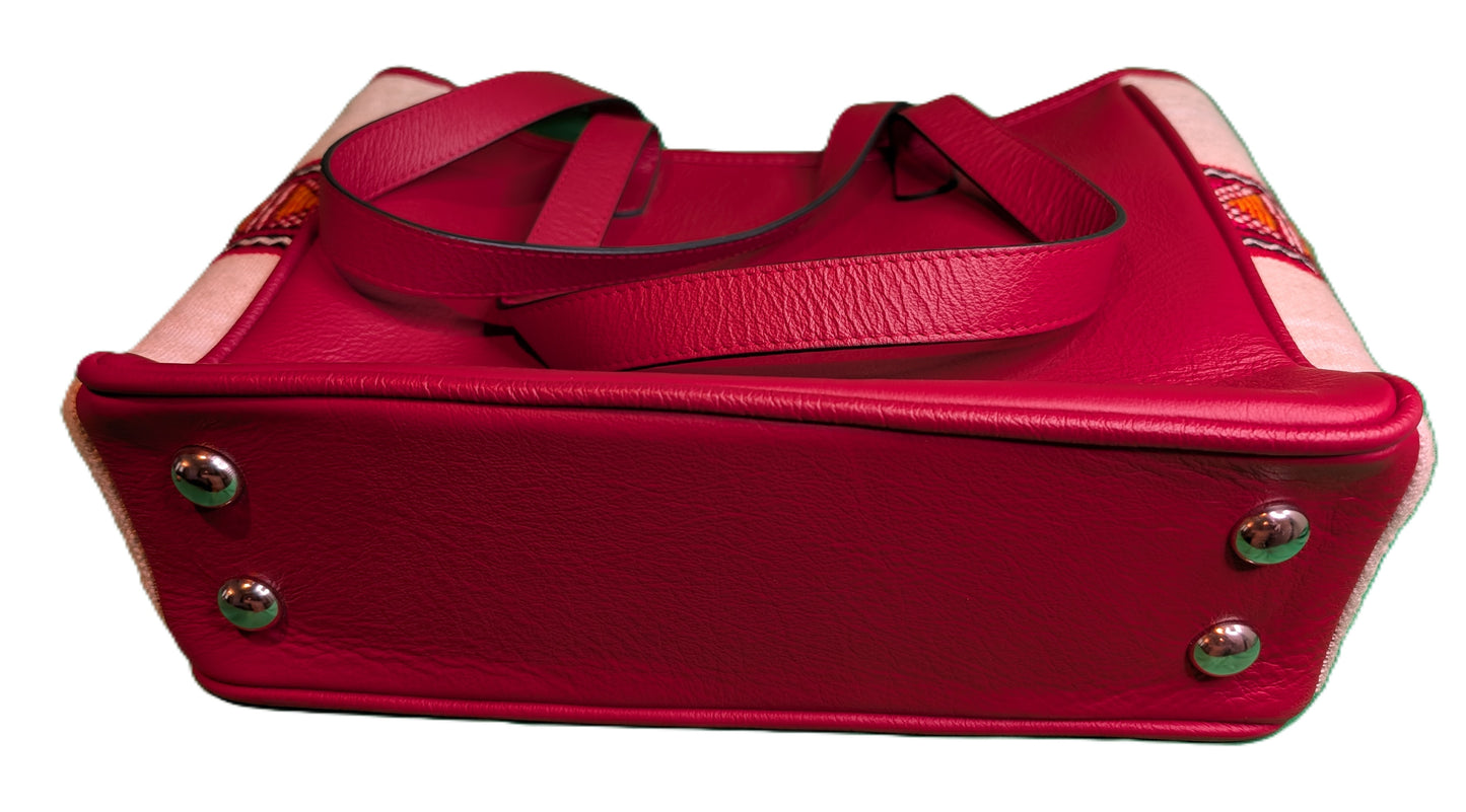 Leather Tote with embroidery - rouge / Sac fourre-tout en cuir avec tissage de tapis - red