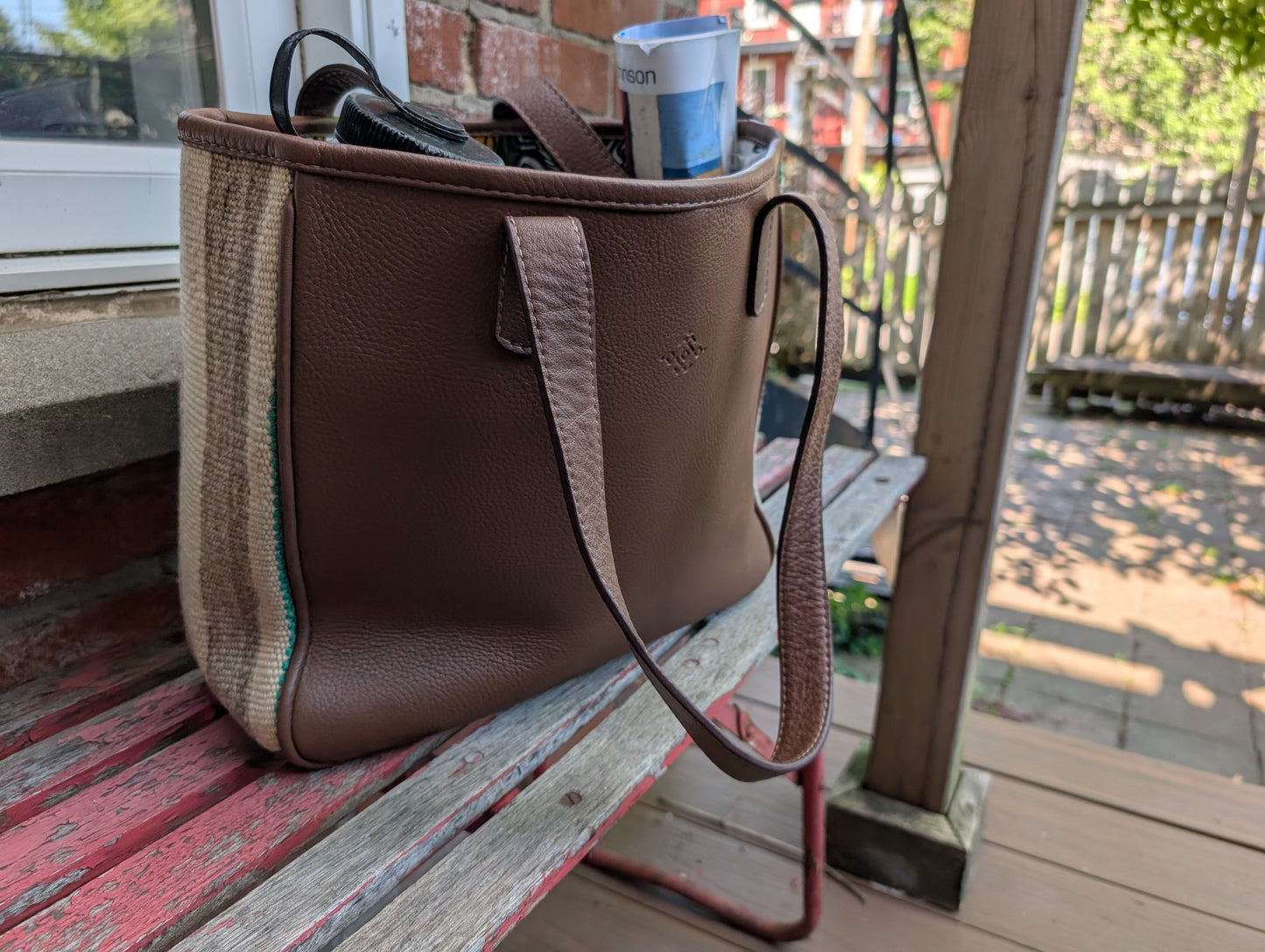 Leather Tote with embroidery - brown / Sac fourre-tout en cuir avec tissage de tapis - brun