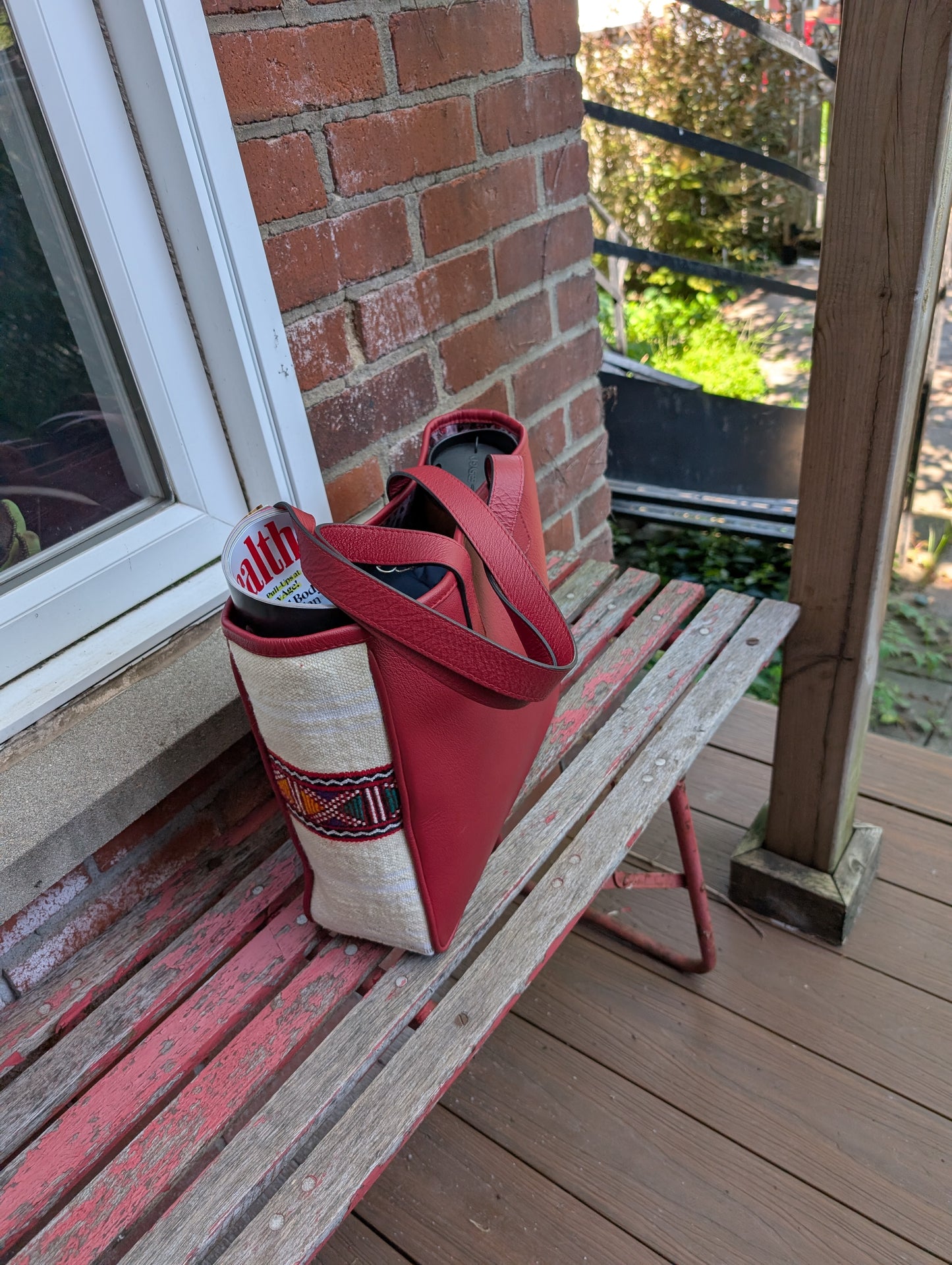 Leather Tote with embroidery - rouge / Sac fourre-tout en cuir avec tissage de tapis - red