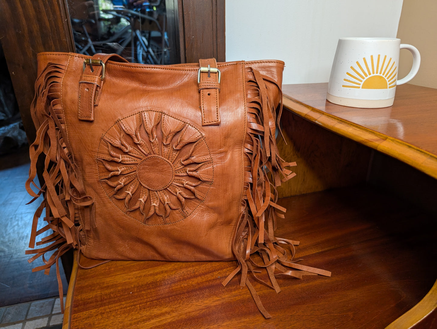 Fringed Leather Bag with embossed Sun shape / Sac à main a en cuir à franges, avec soleil en relief