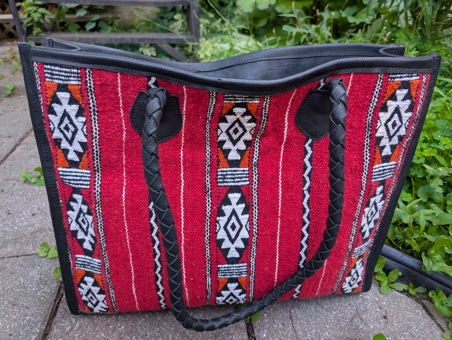 Embroidery Tote with leather - red / Cabas en tissage de tapis avec cuir - rouge