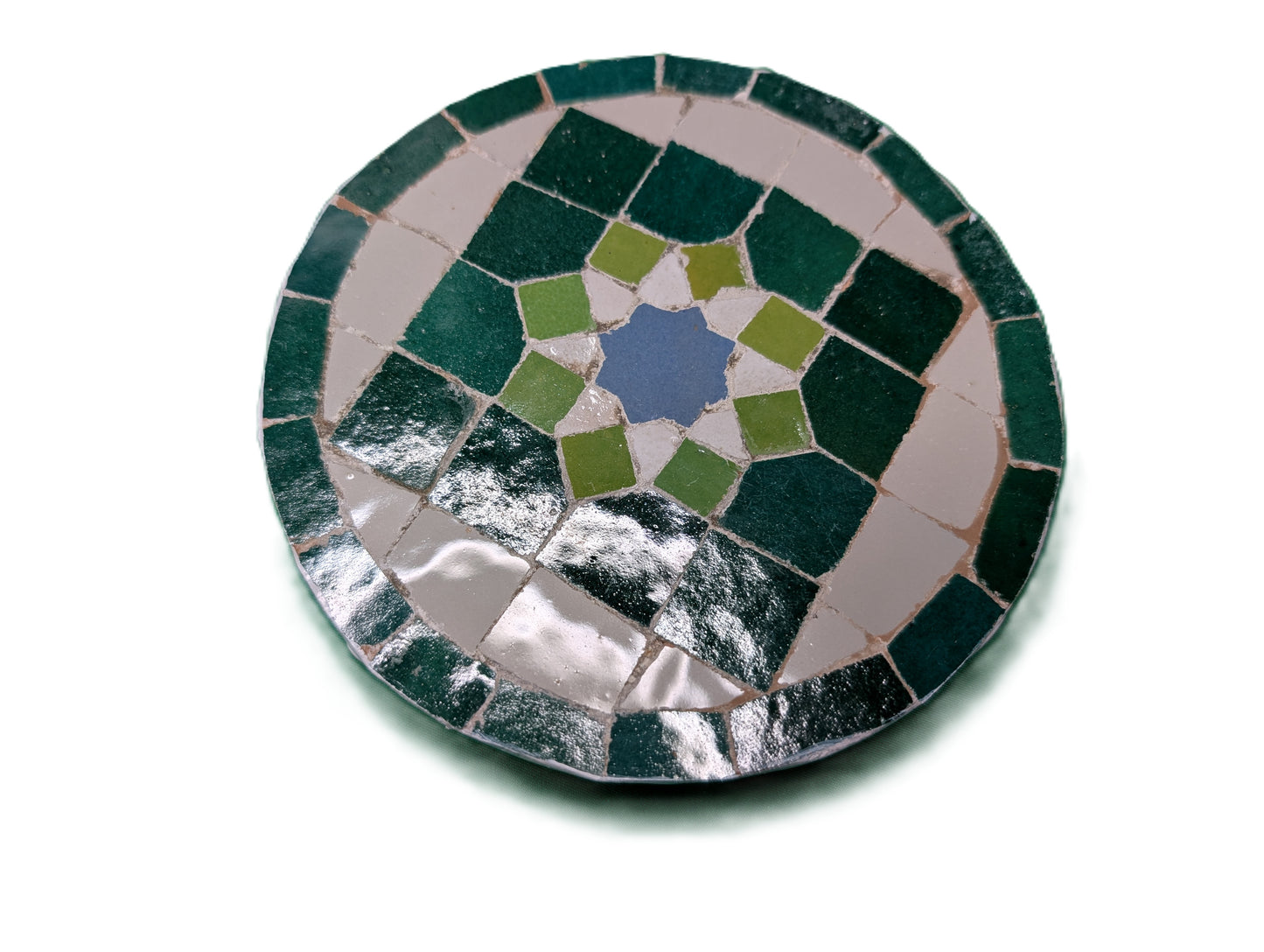 Round sample of Zellige octagonal-square shape green and white / Échantillon rond de zellige en forme octagonal et carré vert et blanc