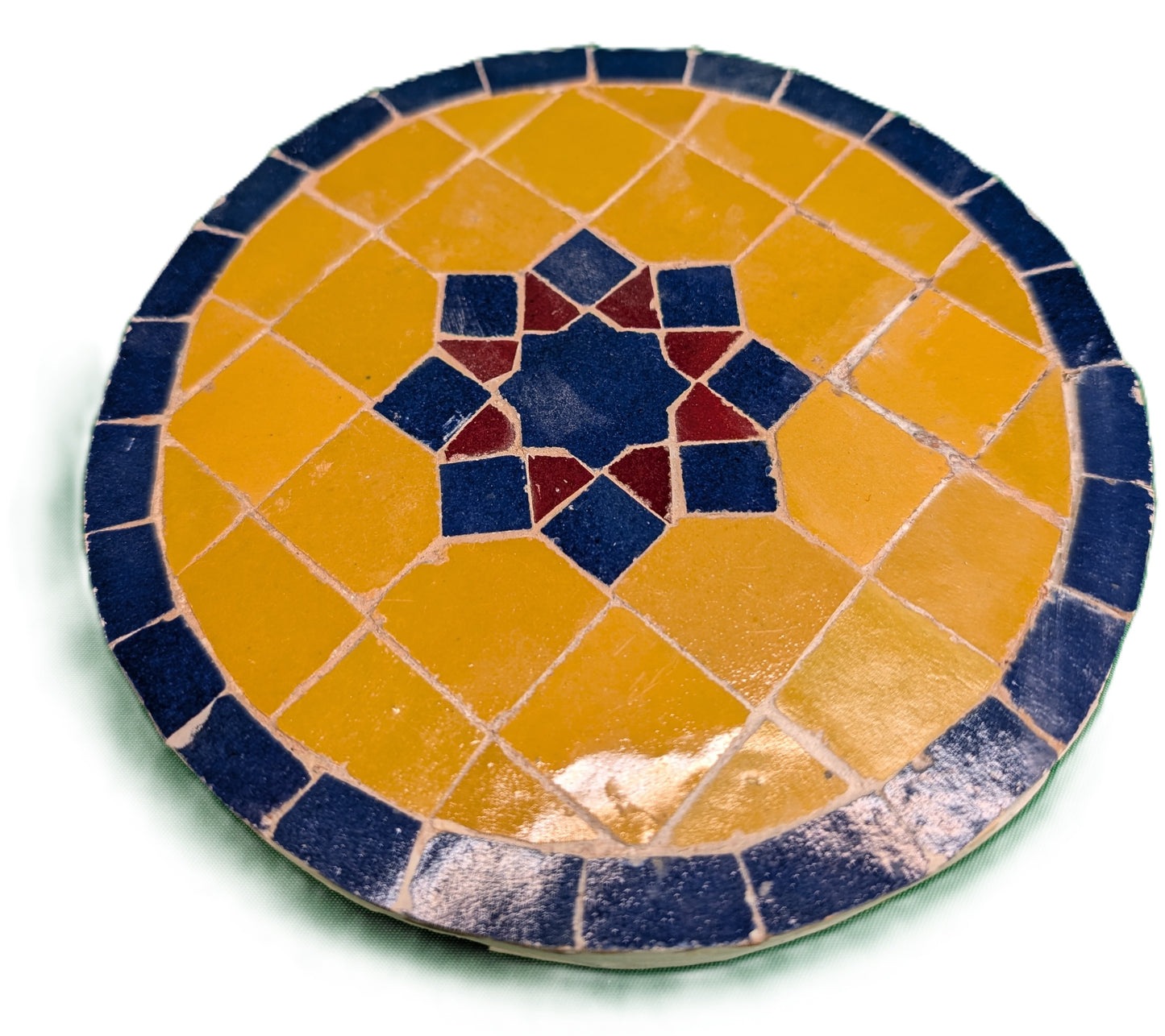 Round sample of Zellige octagonal Red-Blue shape Mustard-Blue background / Échantillon rond zellige octagonal Rouge-Bleue fond Bleu-Moutarde