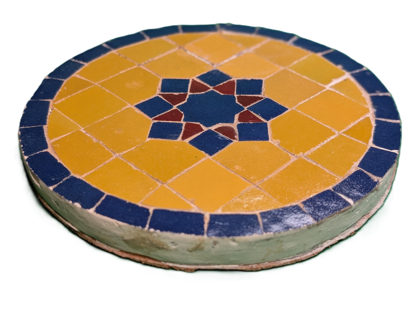 Round sample of Zellige octagonal Red-Blue shape Mustard-Blue background / Échantillon rond zellige octagonal Rouge-Bleue fond Bleu-Moutarde