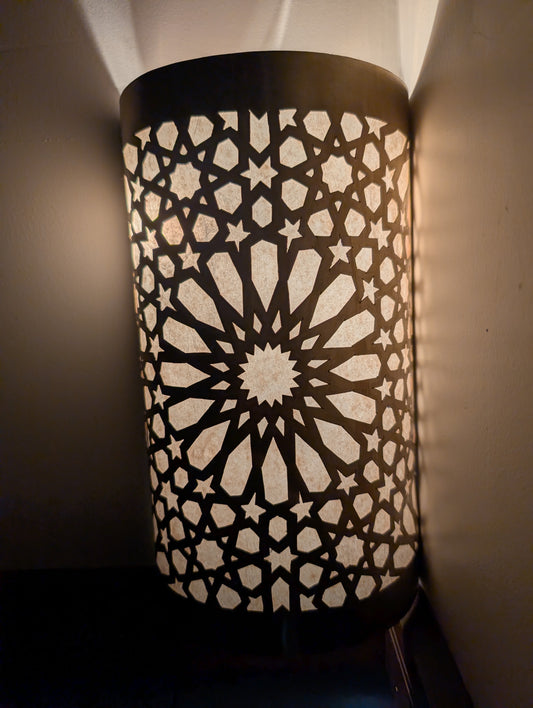 Handmade brass-copper half cylindrical wall lamp / Lampe de mur semi-cylindrique en laiton-cuivre faite à la main