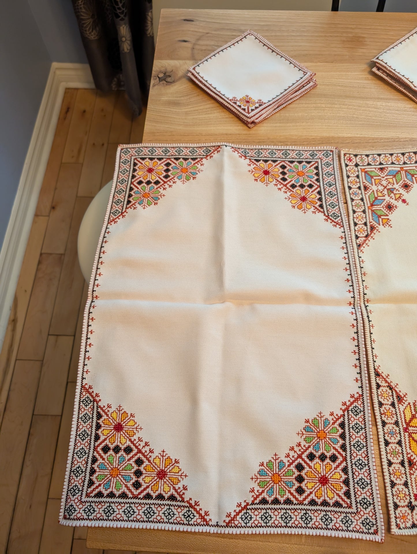 Table Cloth with 6 napkins Fassi Multi-color embroidery on White background / Nappe avec 6 serviettes Broderie Fassi couleurs sur fond Blanc