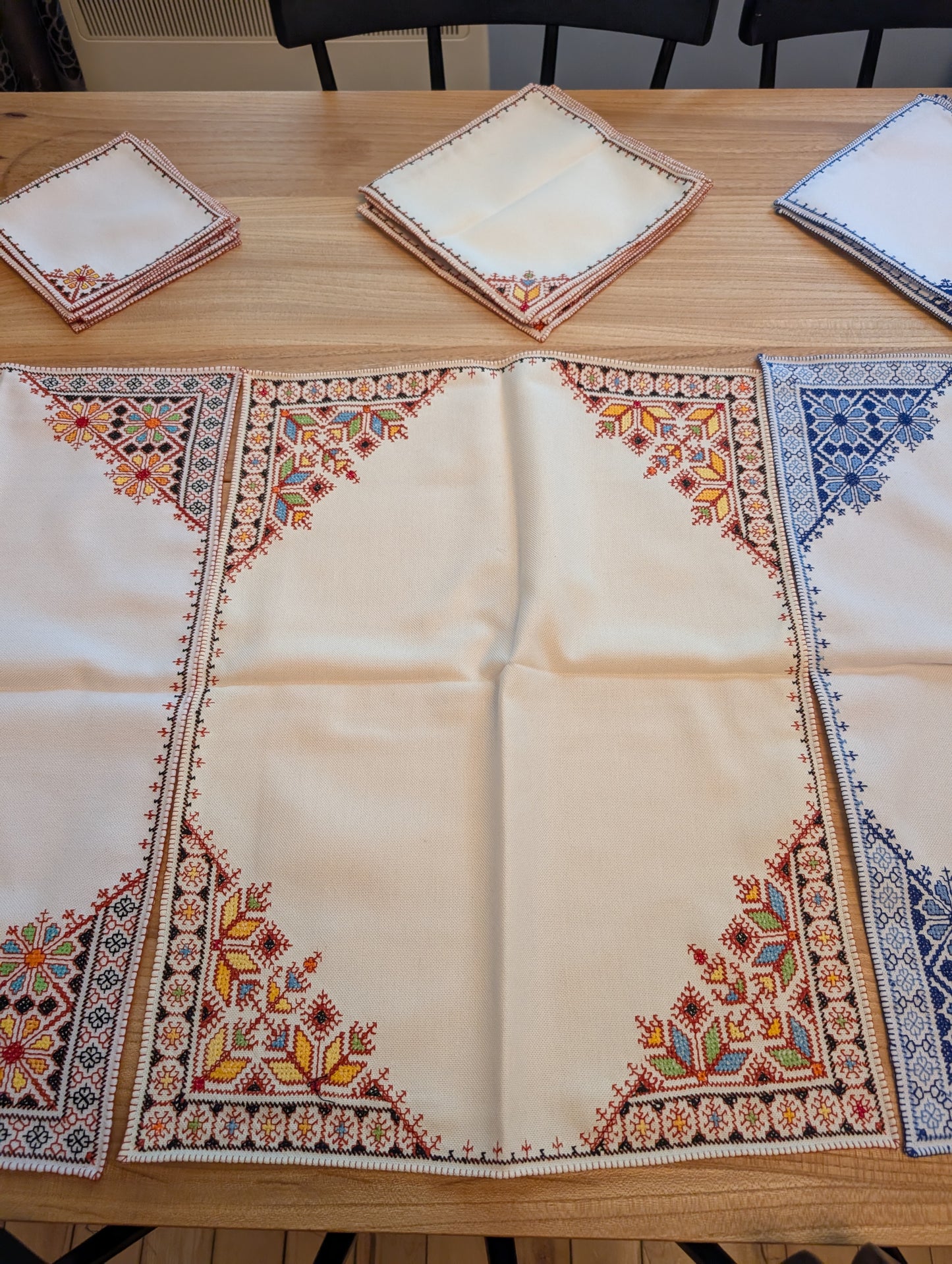 Table Cloth with 6 napkins Fassi Multi-color embroidery on Beige background / Nappe avec 6 serviettes Broderie Fassi couleurs sur fond Beige