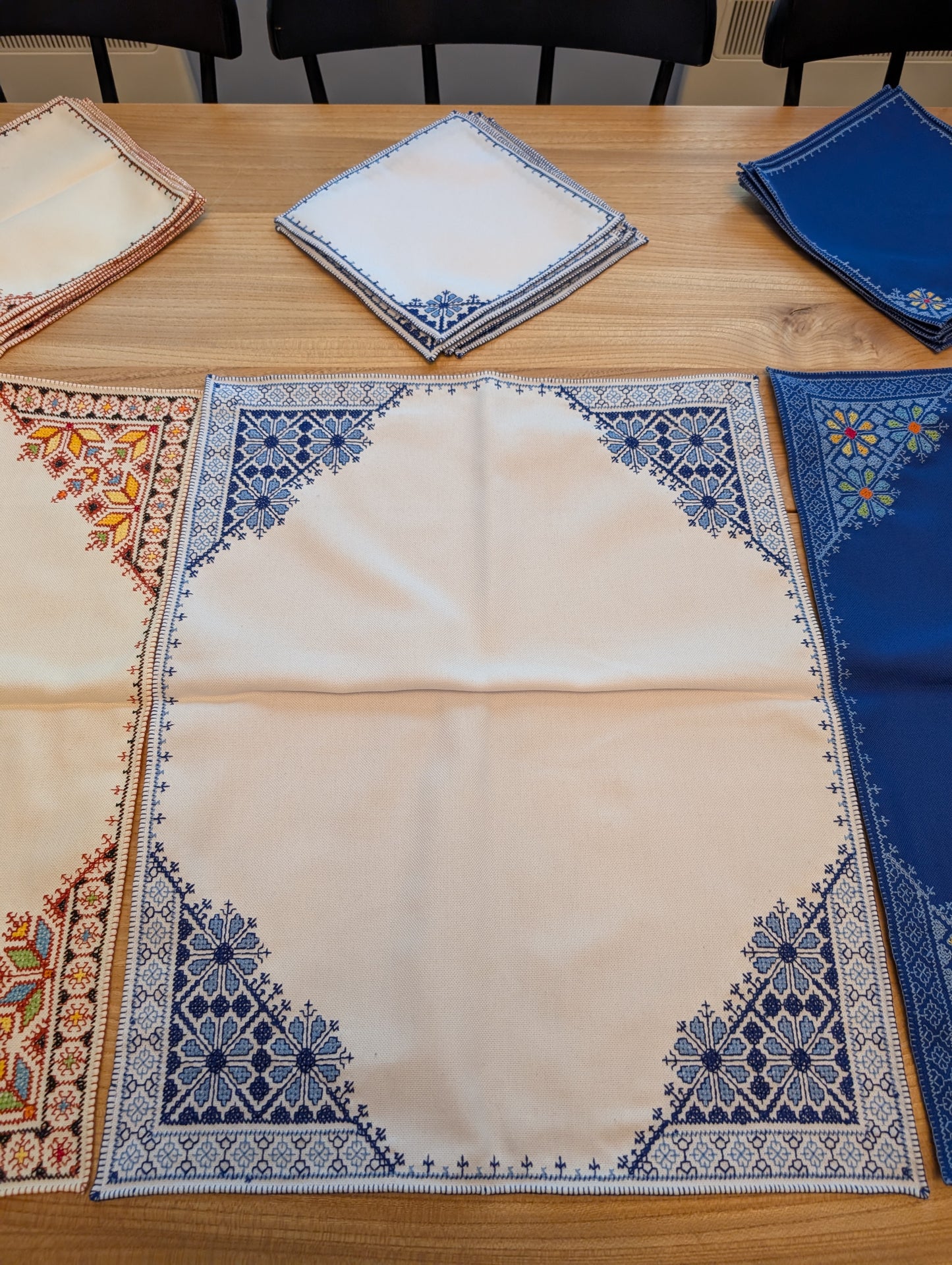 Table Cloth with 6 napkins Fassi Blue-Turquoise embroidery on White background / Nappe + 6 serviettes Broderie Fes Bleu-Turquoise sur Blanc
