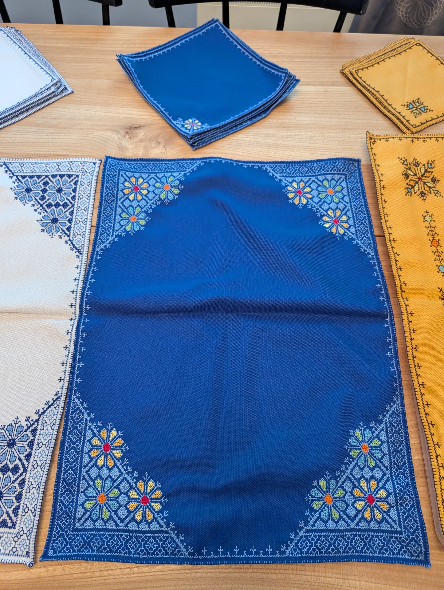 Table Cloth with 6 napkins Fassi Multi-color embroidery on Blue background / Nappe avec 6 serviettes Broderie Fassi couleurs sur fond Bleu