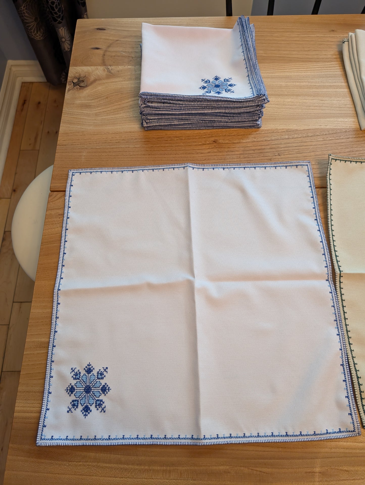 Napkins 6-pack Fassi Blue embroidery on White background / Serviettes en lot de 6, broderie Fassi Bleu sur fond Blanc