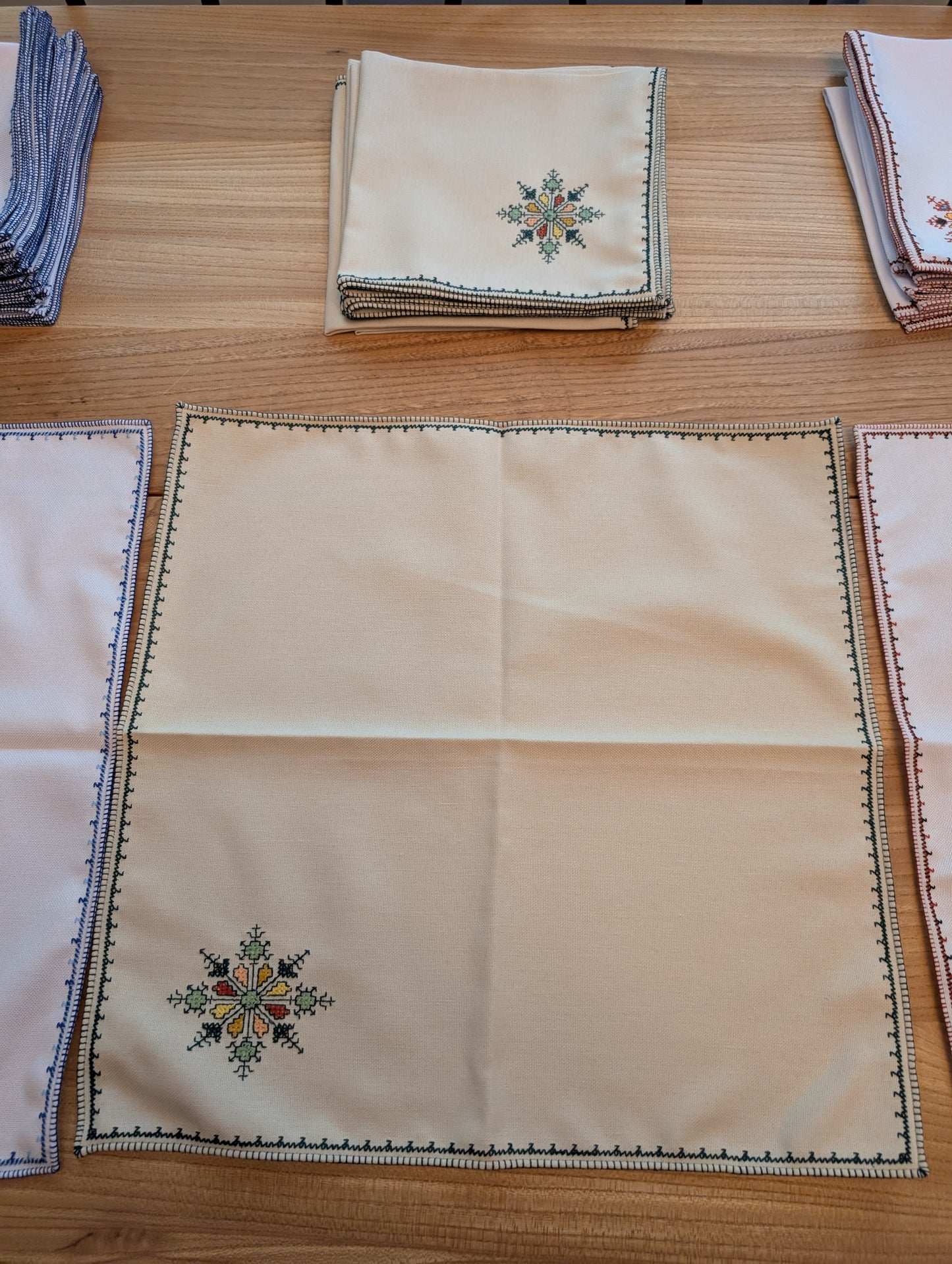 Napkins 6-pack Fassi Green-Orange-Yellow embroidery on Beige background / Serviettes lot de 6, broderie Fassi Vert-Orange-Jaune fond Beige