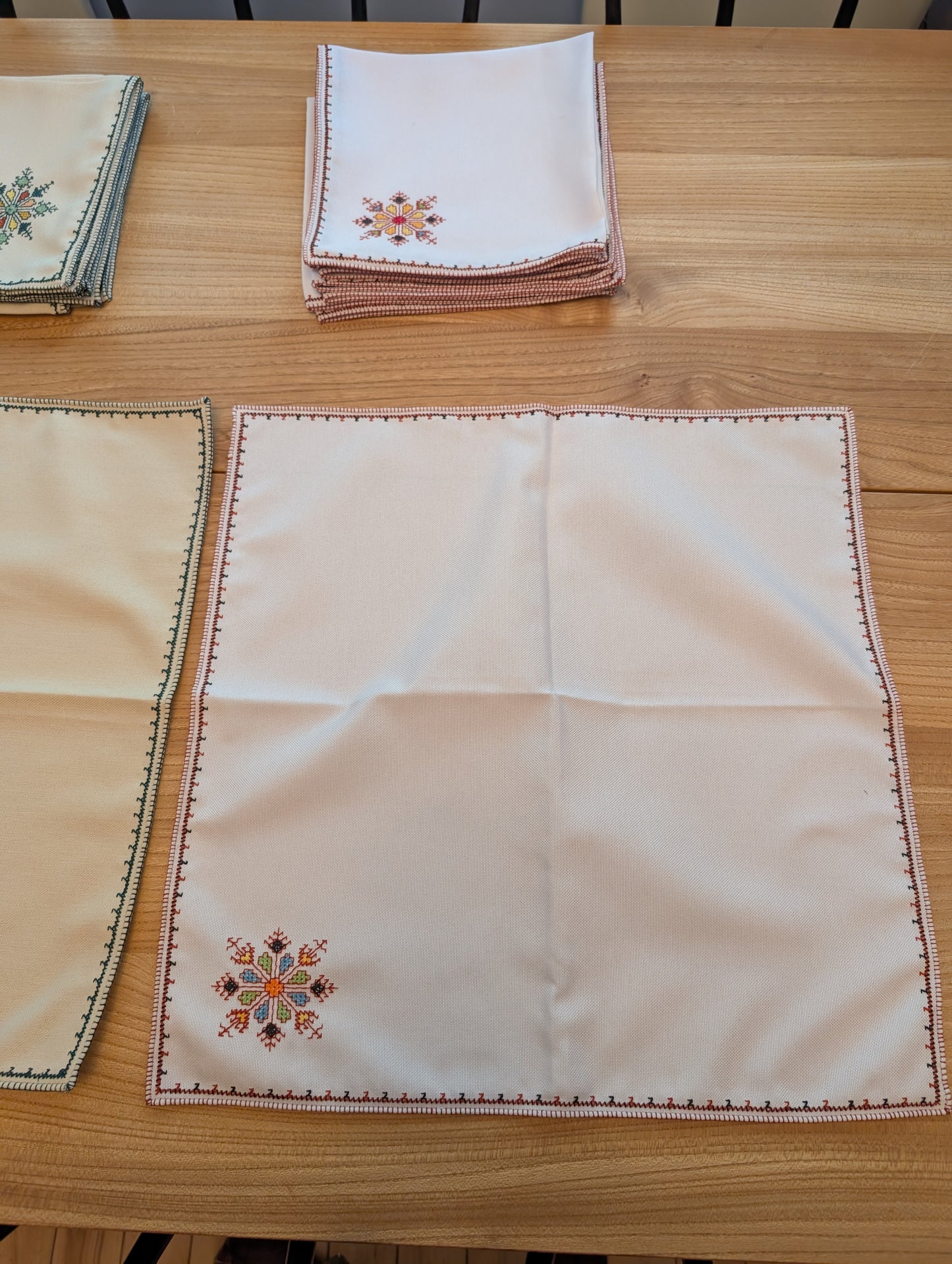 Napkins 6-pack Fassi Red-Orange-Brown embroidery on White background / Serviettes lot de 6, broderie Fassi Rouge-Orange-Brun sur fond Blanc