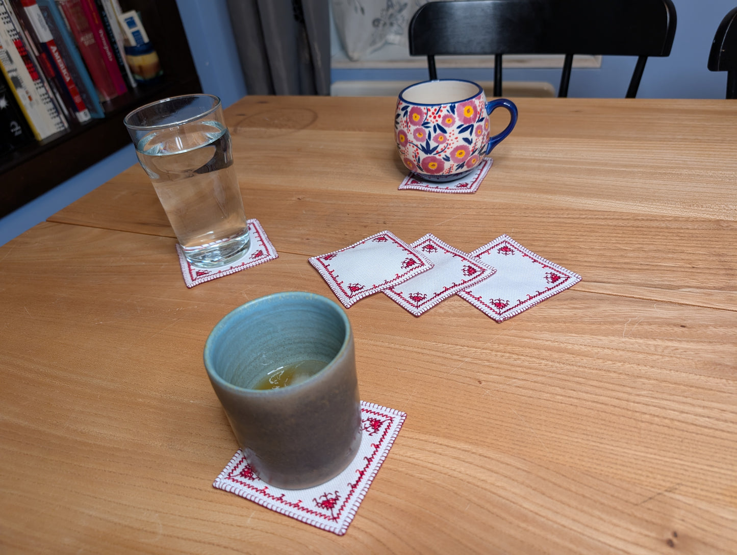 Glass coasters 6-pack Fassi Red embroidery on White background / Lot de 6 sous-verres brodés Fassi Rouge sur fond Blanc