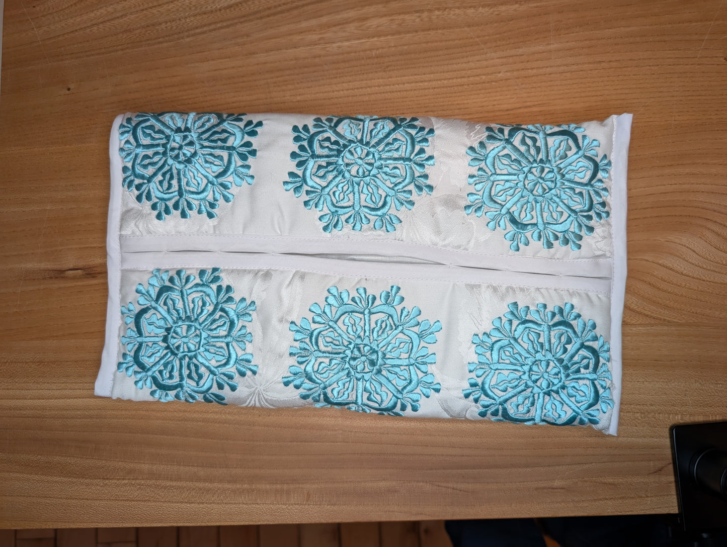 Tissue Cover Rbati embroidery flower pattern Turquoise White background / Housse de boîte à serviettes fleur Rbati Turquoise sur fond Blanc