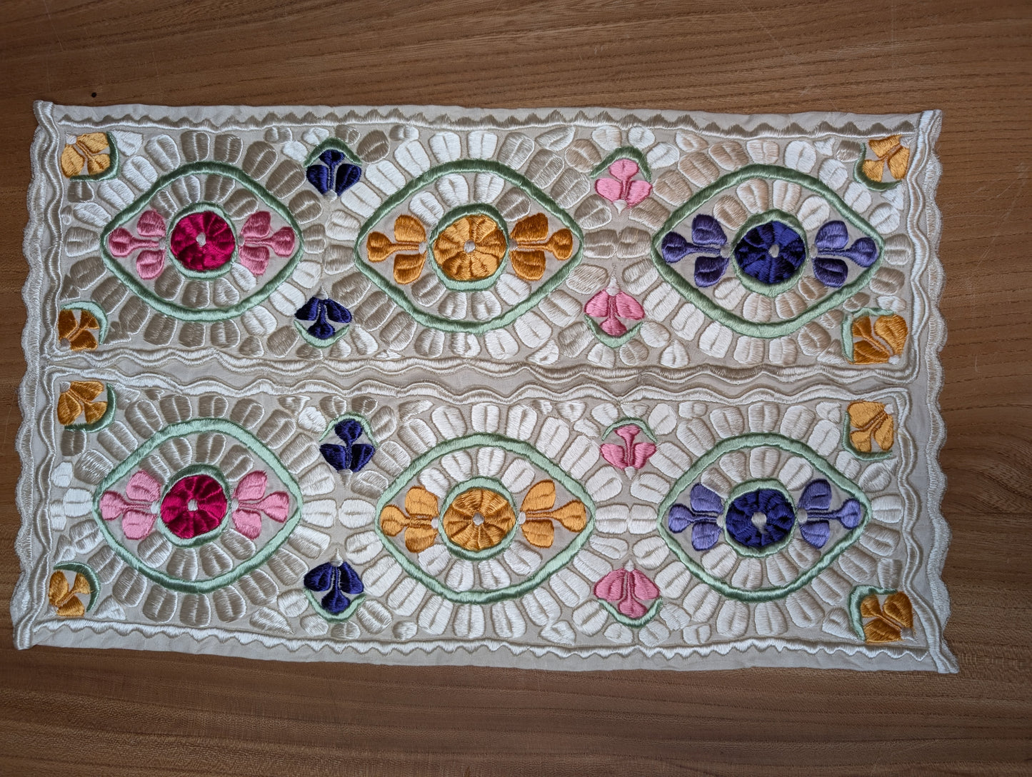 Tissue Cover Rbati embroidery eye pattern Blue-Yellow-Pink on White background / Housse de boîte à serviettes oeil Rbati bleu-jaune-rose