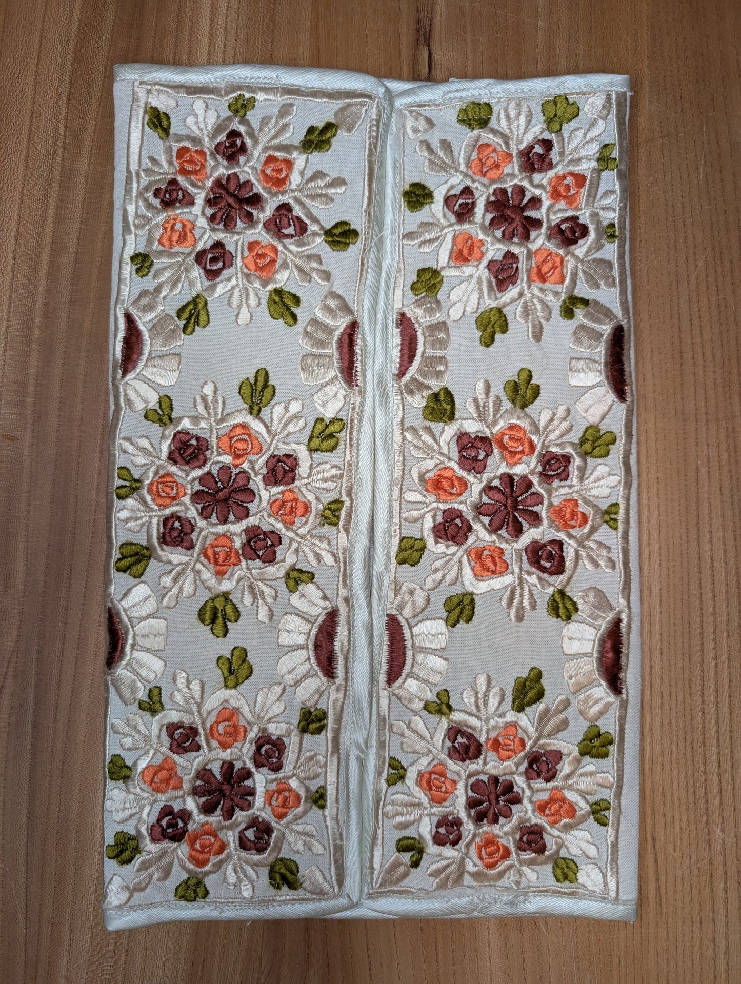 Tissue Cover Rbati embroidery flower pattern Brown-Orange-Green / Housse de boîte à serviettes fleur Rbati Brun-Orange-Vert