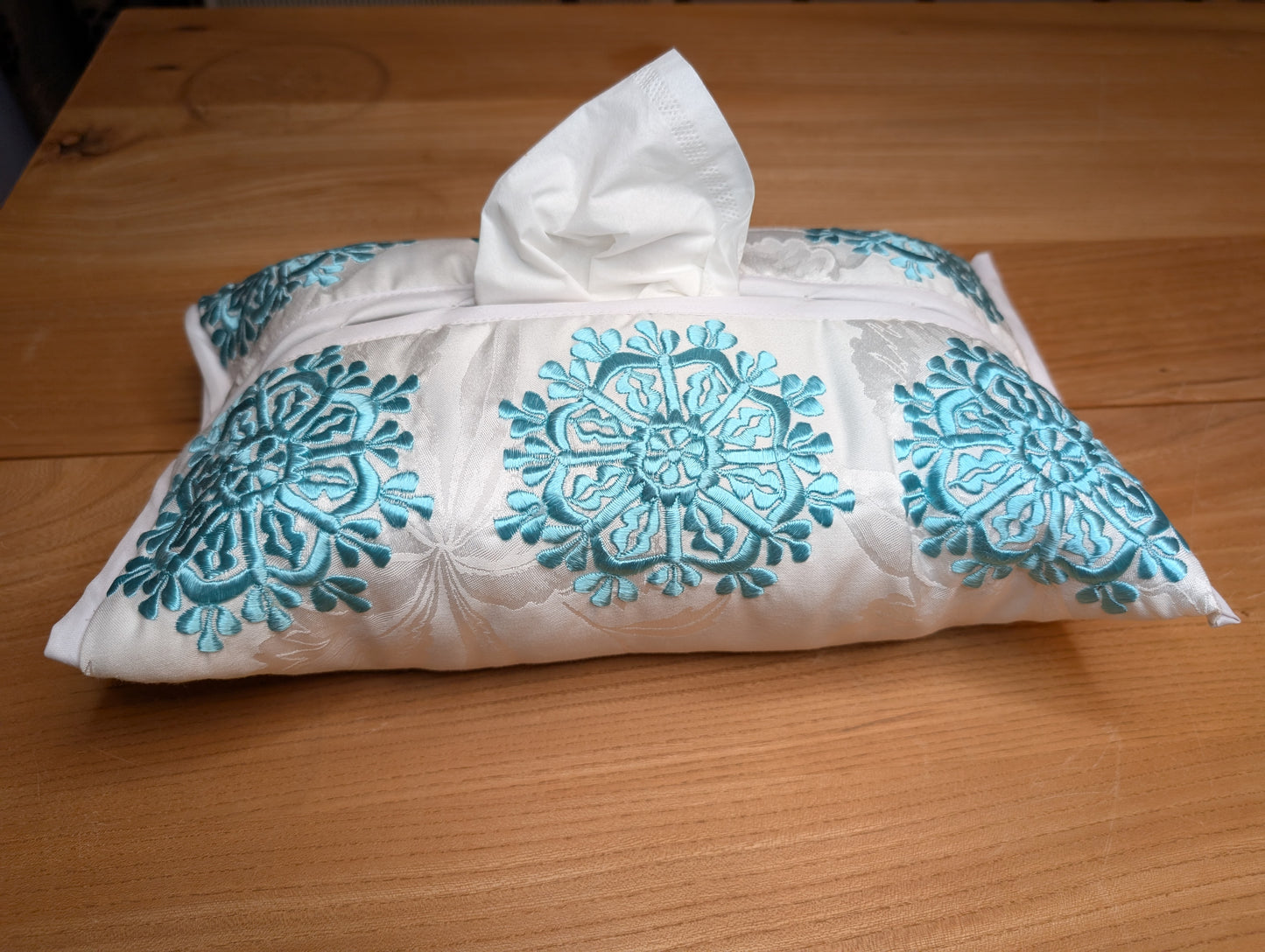 Tissue Cover Rbati embroidery flower pattern Turquoise White background / Housse de boîte à serviettes fleur Rbati Turquoise sur fond Blanc