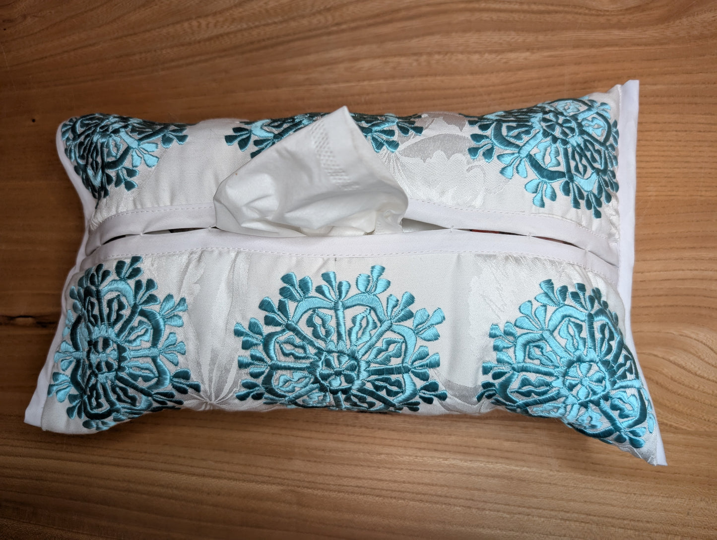 Tissue Cover Rbati embroidery flower pattern Turquoise White background / Housse de boîte à serviettes fleur Rbati Turquoise sur fond Blanc