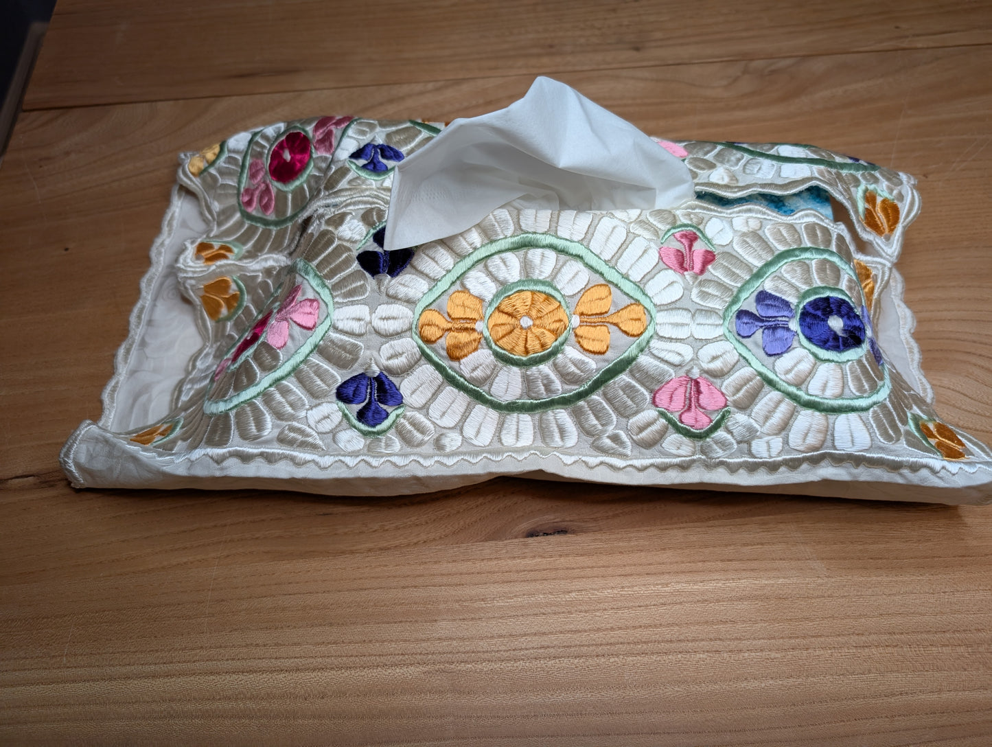 Tissue Cover Rbati embroidery eye pattern Blue-Yellow-Pink on White background / Housse de boîte à serviettes oeil Rbati bleu-jaune-rose