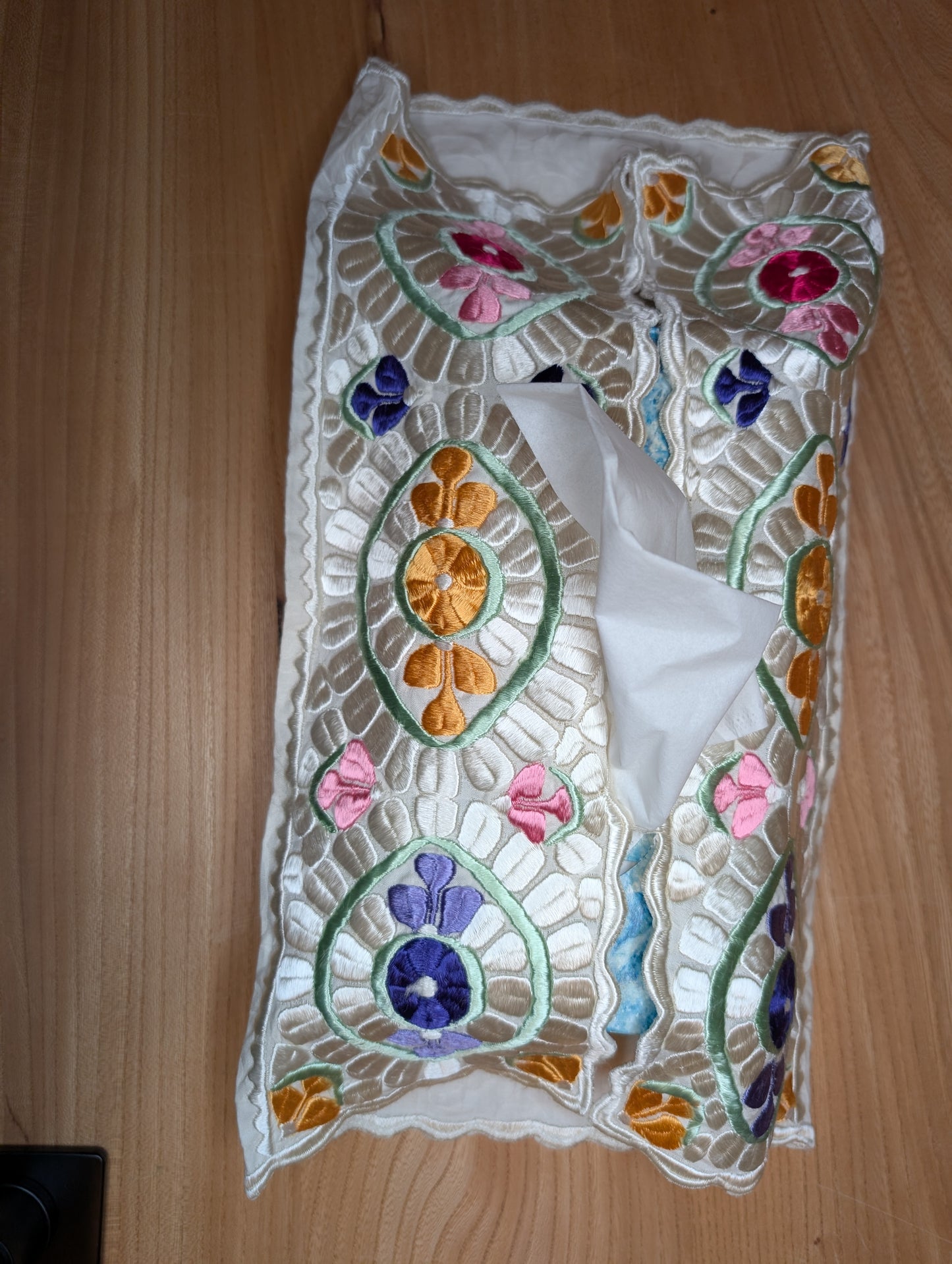 Tissue Cover Rbati embroidery eye pattern Blue-Yellow-Pink on White background / Housse de boîte à serviettes oeil Rbati bleu-jaune-rose