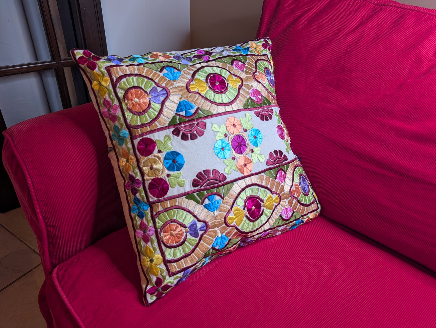 Pillow Case Rbati embroidery Multi-clor eye pattern beige background / Taie d'oreiller broderie Rbati oeil multi-couleurs sur fond Beige