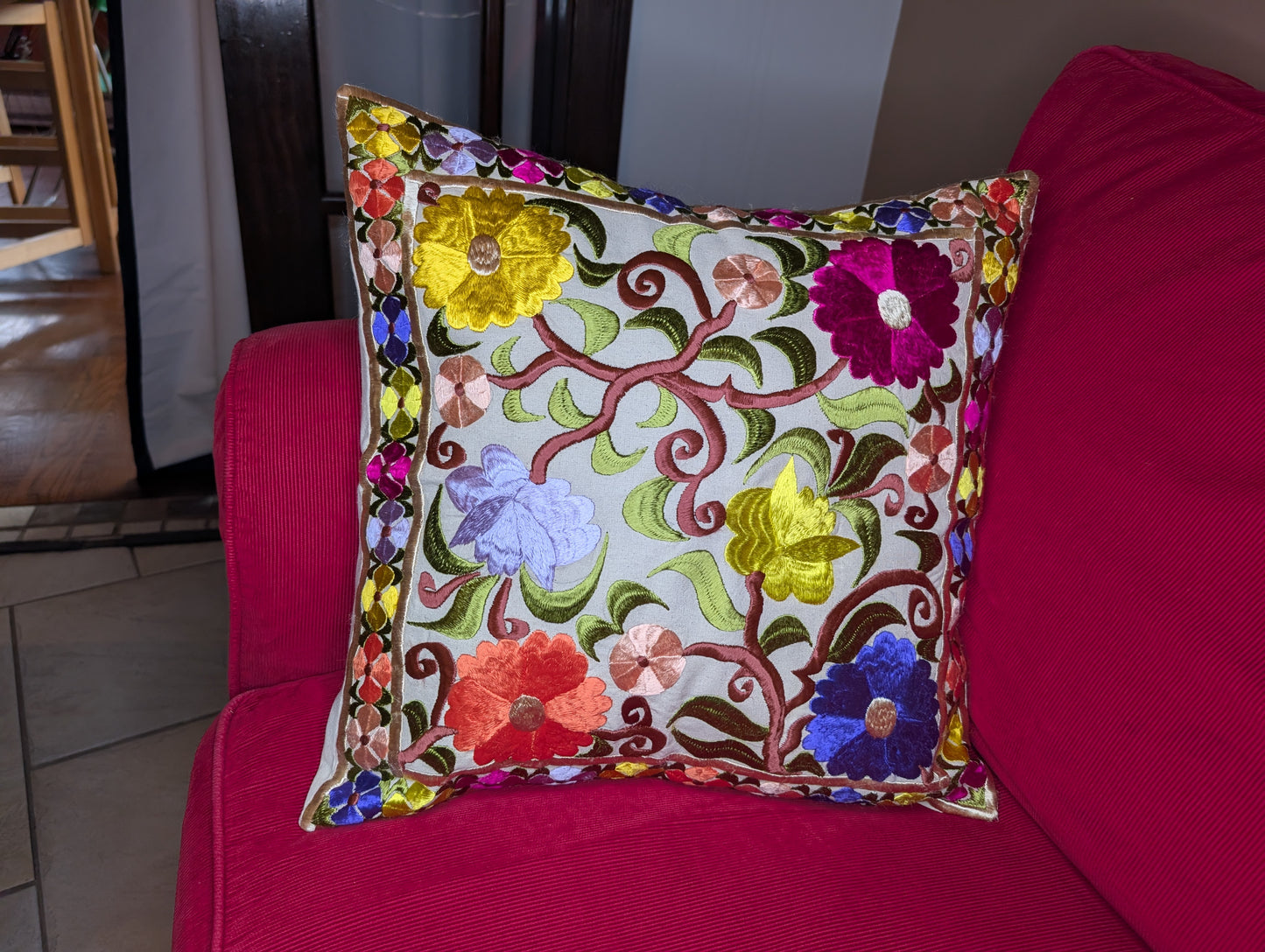 Pillow Case Rbati embroidery Multi-clor flower pattern beige background / Taie d'oreiller broderie Rbati fleur multi-couleurs sur fond Beige