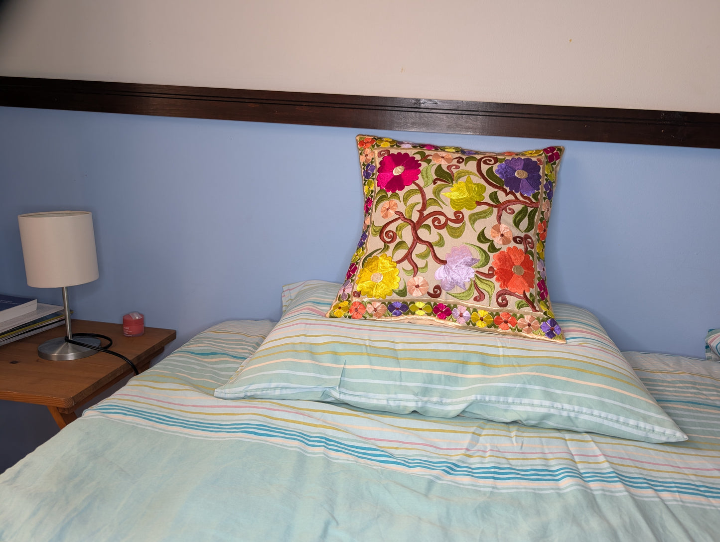 Pillow Case Rbati embroidery Multi-clor flower pattern beige background / Taie d'oreiller broderie Rbati fleur multi-couleurs sur fond Beige