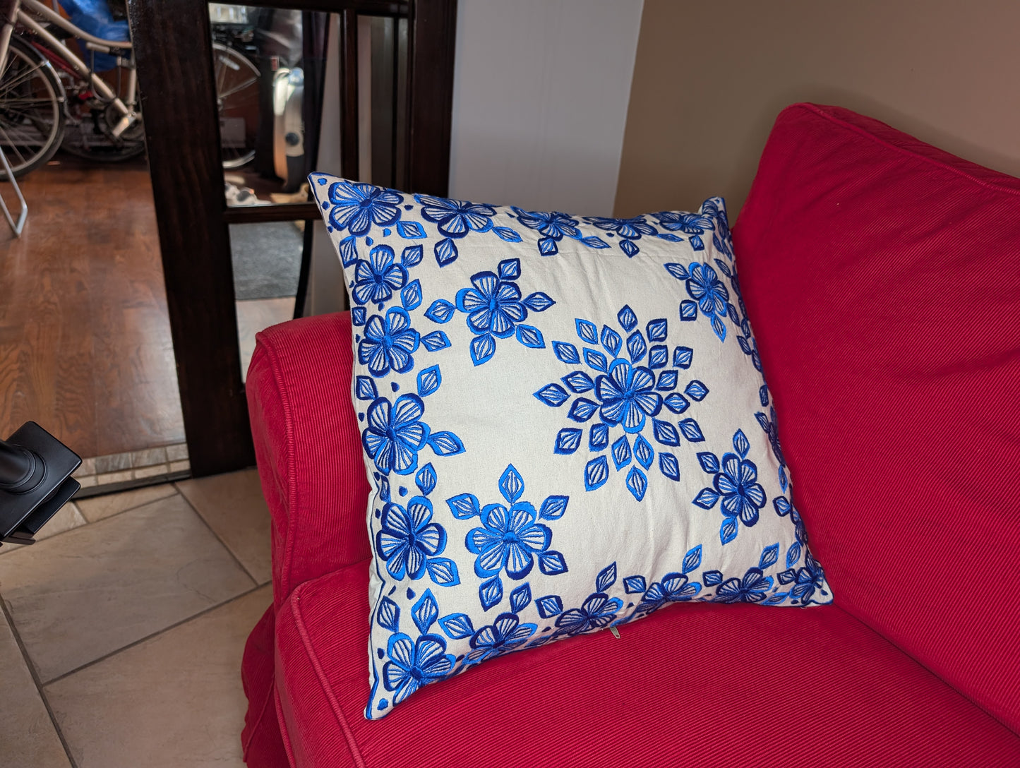 Pillow Case Rbati embroidery blue flower pattern white background / Taie d'oreiller broderie Rbati motif fleur bleue fond Blanc