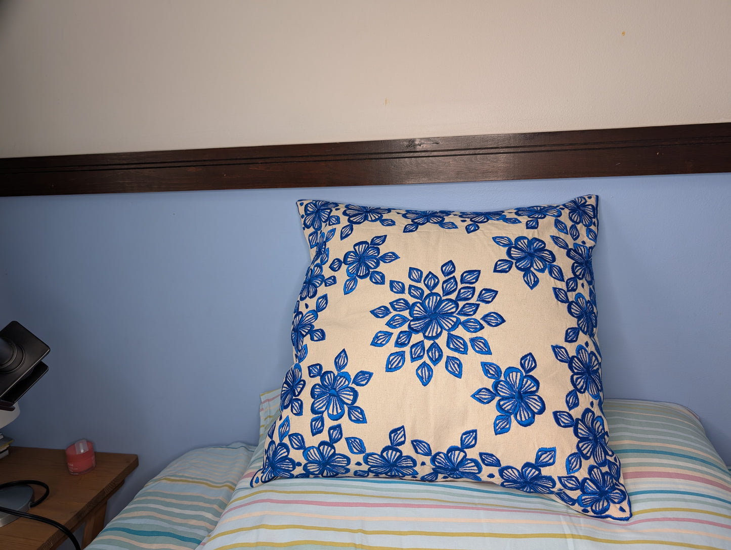 Pillow Case Rbati embroidery blue flower pattern white background / Taie d'oreiller broderie Rbati motif fleur bleue fond Blanc