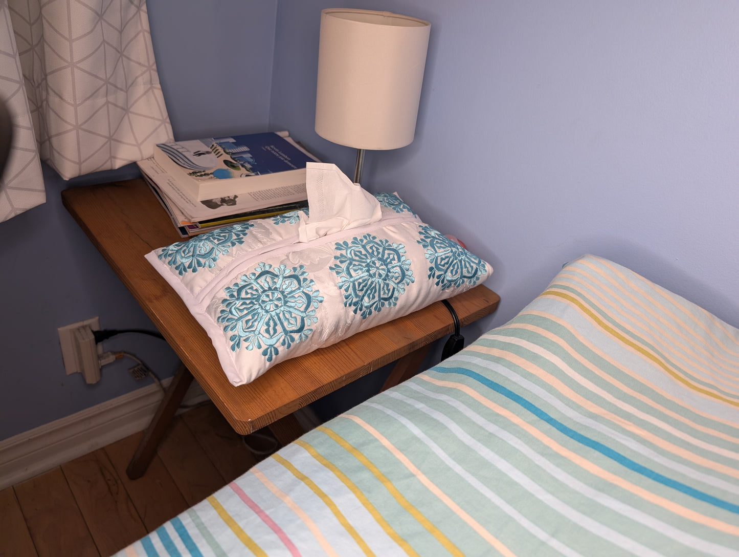 Tissue Cover Rbati embroidery flower pattern Turquoise White background / Housse de boîte à serviettes fleur Rbati Turquoise sur fond Blanc