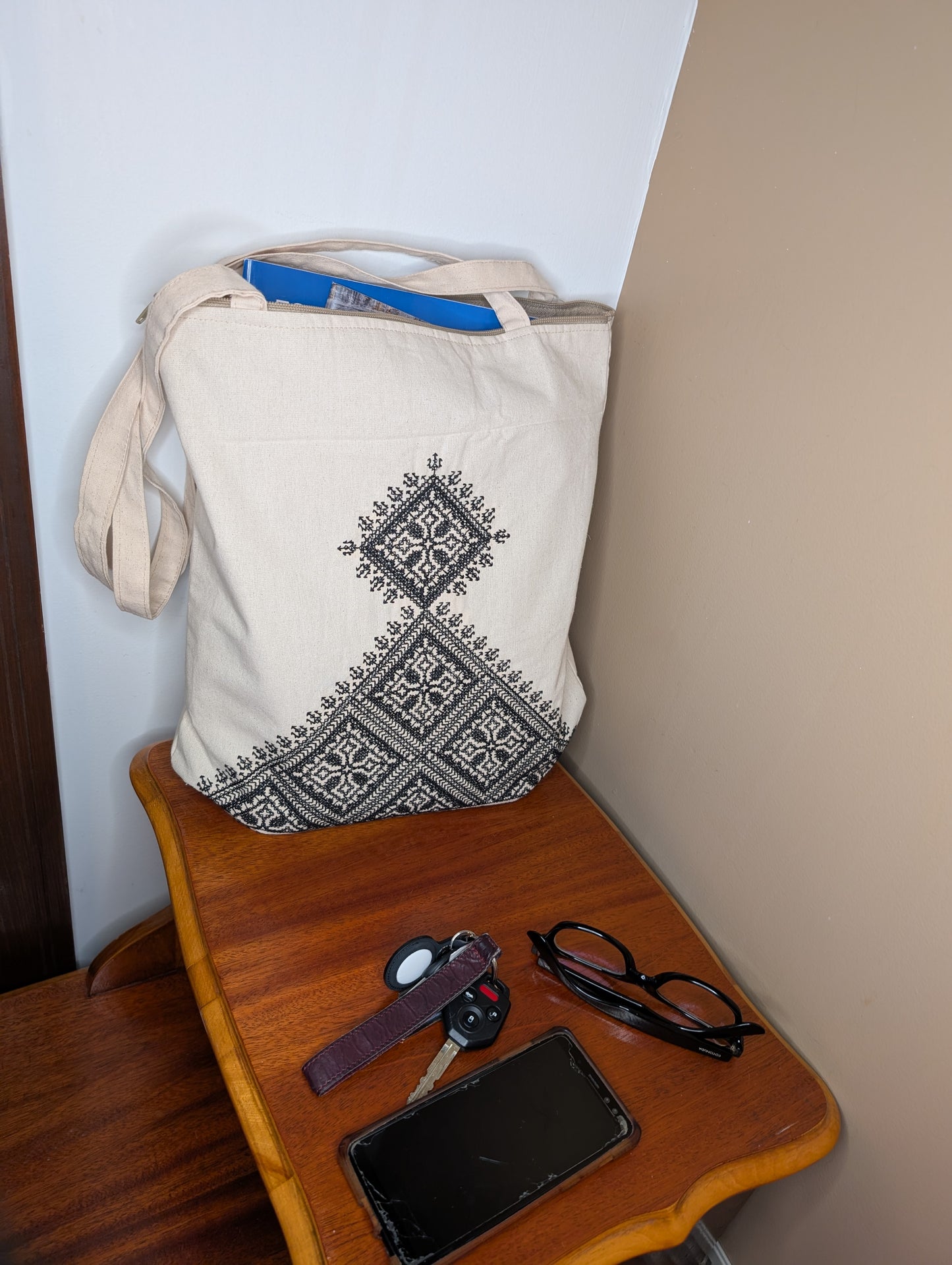 Bag Fassi Black embroidery pyramid shape Beige background / Sac Fassi Broderie noire forme pyramide Fond beige