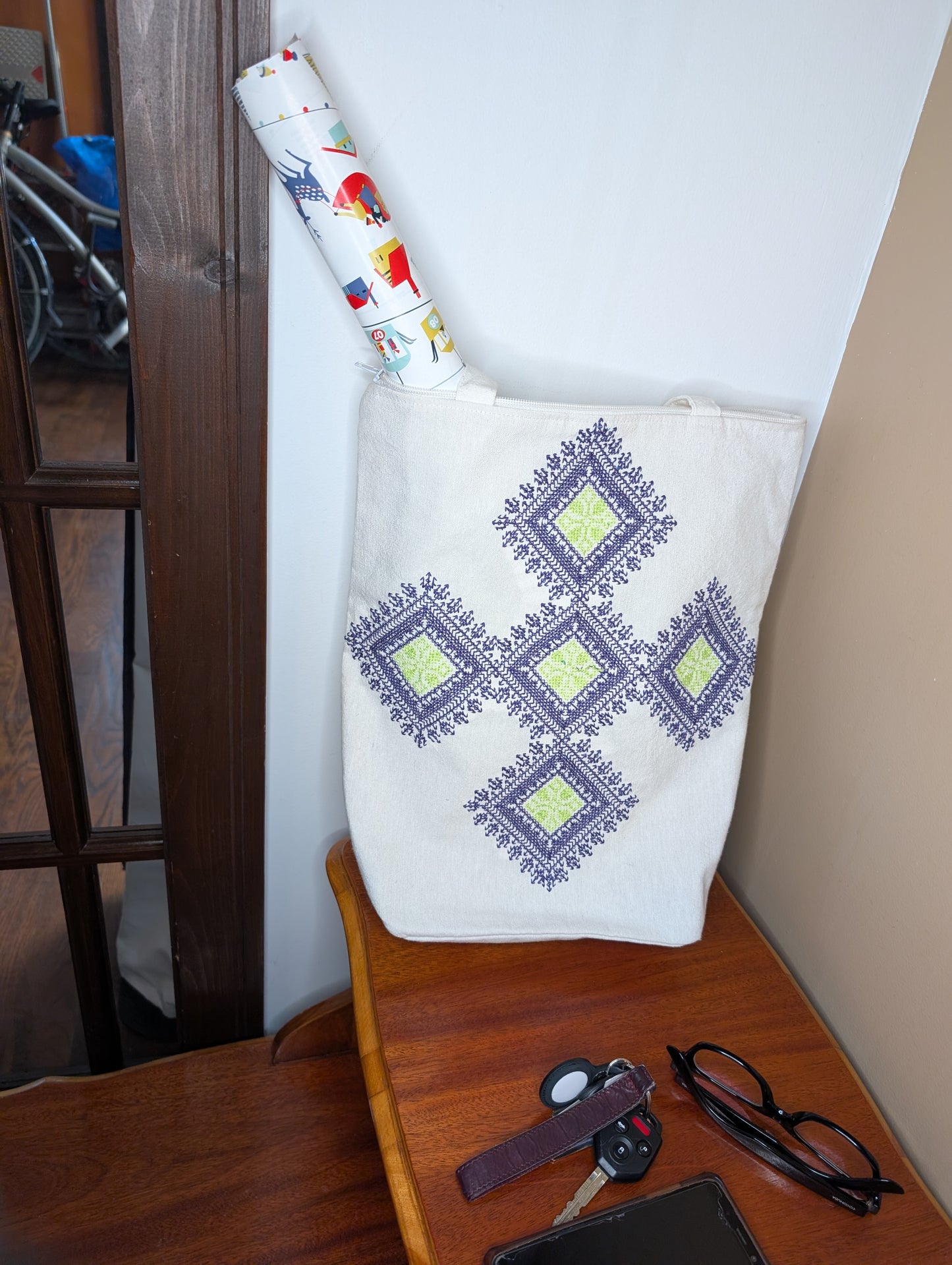 Bag Fassi Purple-Green embroidery diamonds shape Beige background / Sac Fassi Broderie mauve-vert forme diamant Fond beige