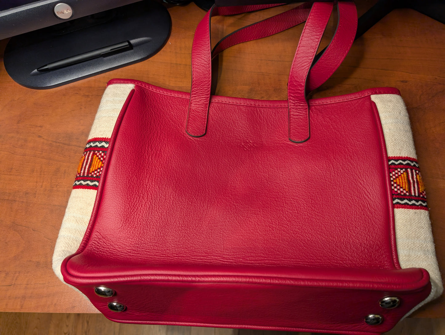 Leather Tote with embroidery - rouge / Sac fourre-tout en cuir avec tissage de tapis - red