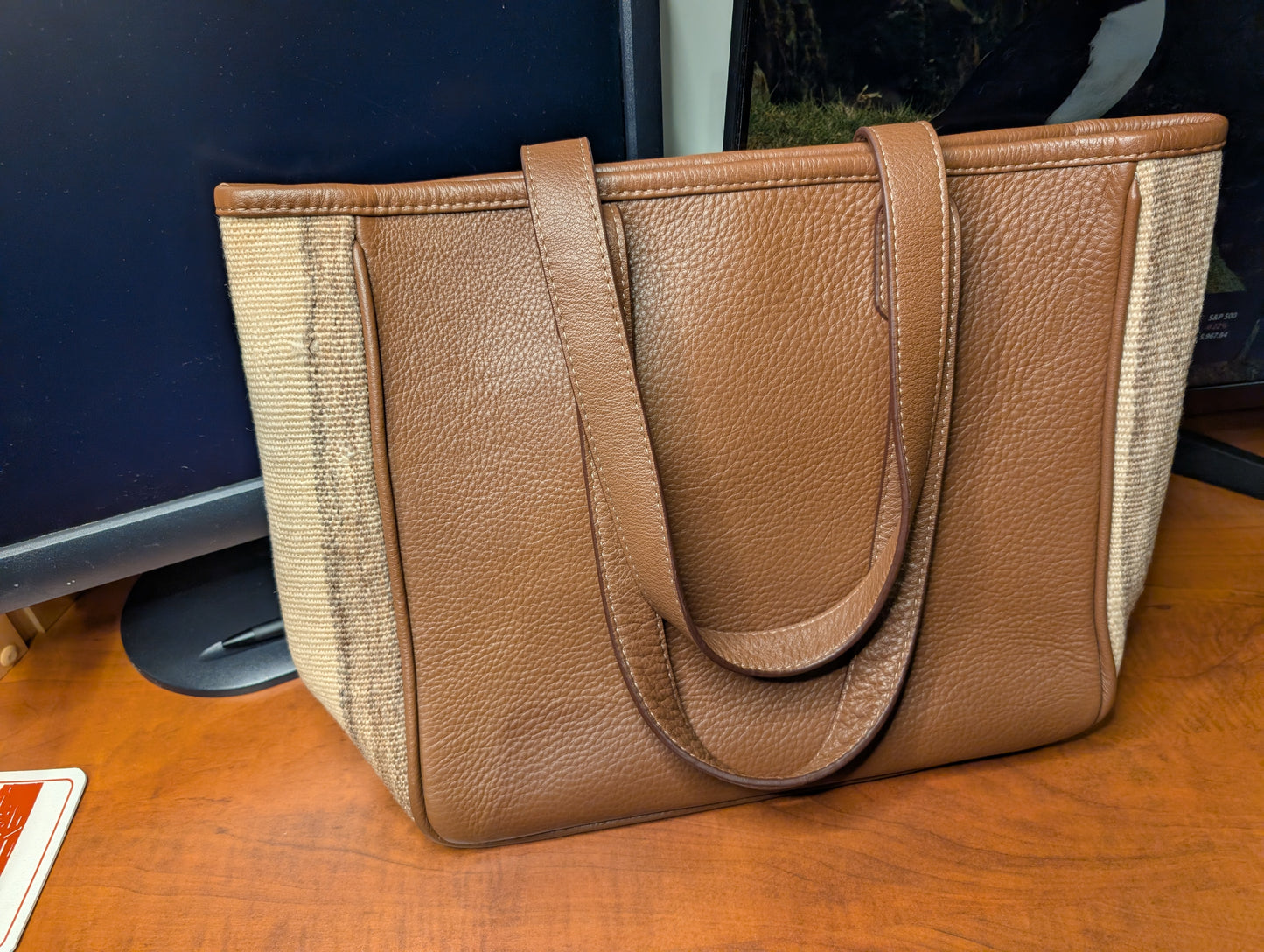 Leather Tote with embroidery - brown / Sac fourre-tout en cuir avec tissage de tapis - brun