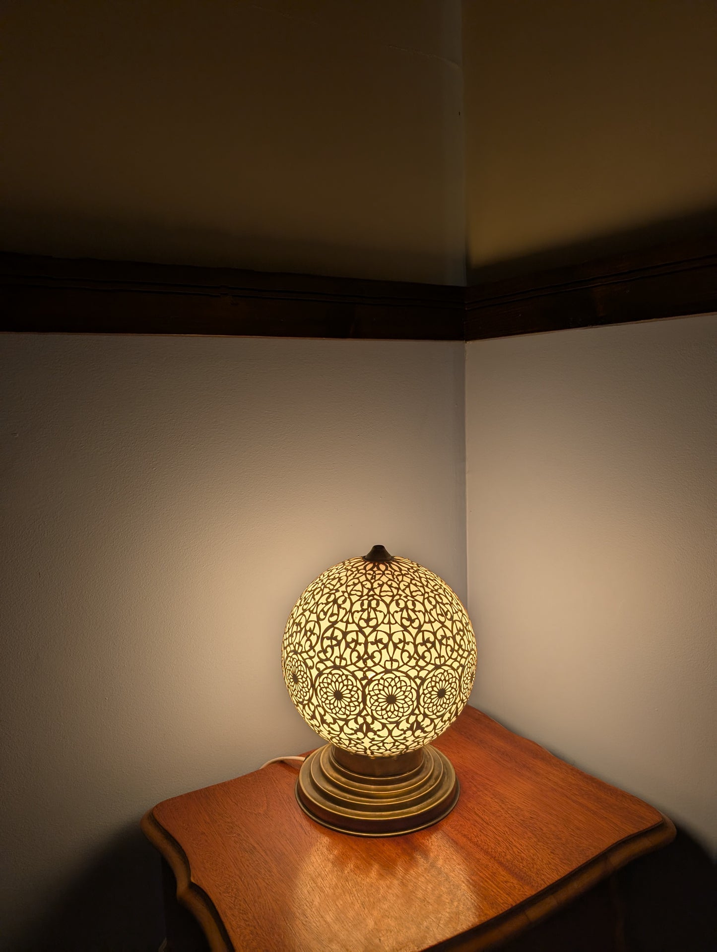 Handmade brass-copper sphere table lamp / Lampe de table sphérique en laiton-cuivre faite à la main